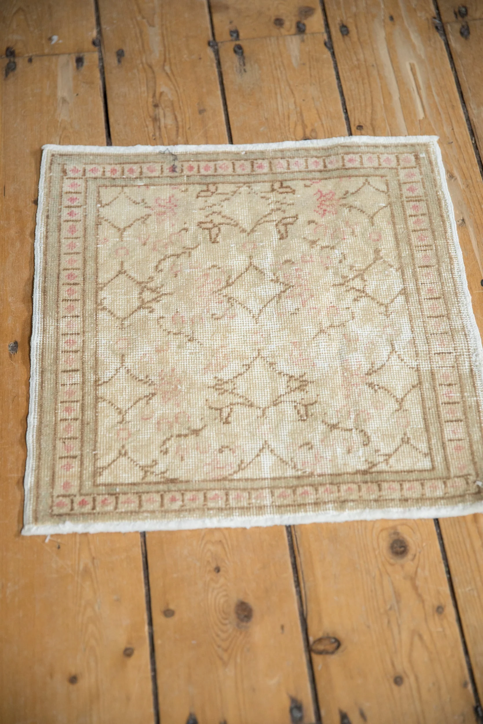 1.5x1.5 Vintage Distressed Kayseri Square Rug Mat - Image 4