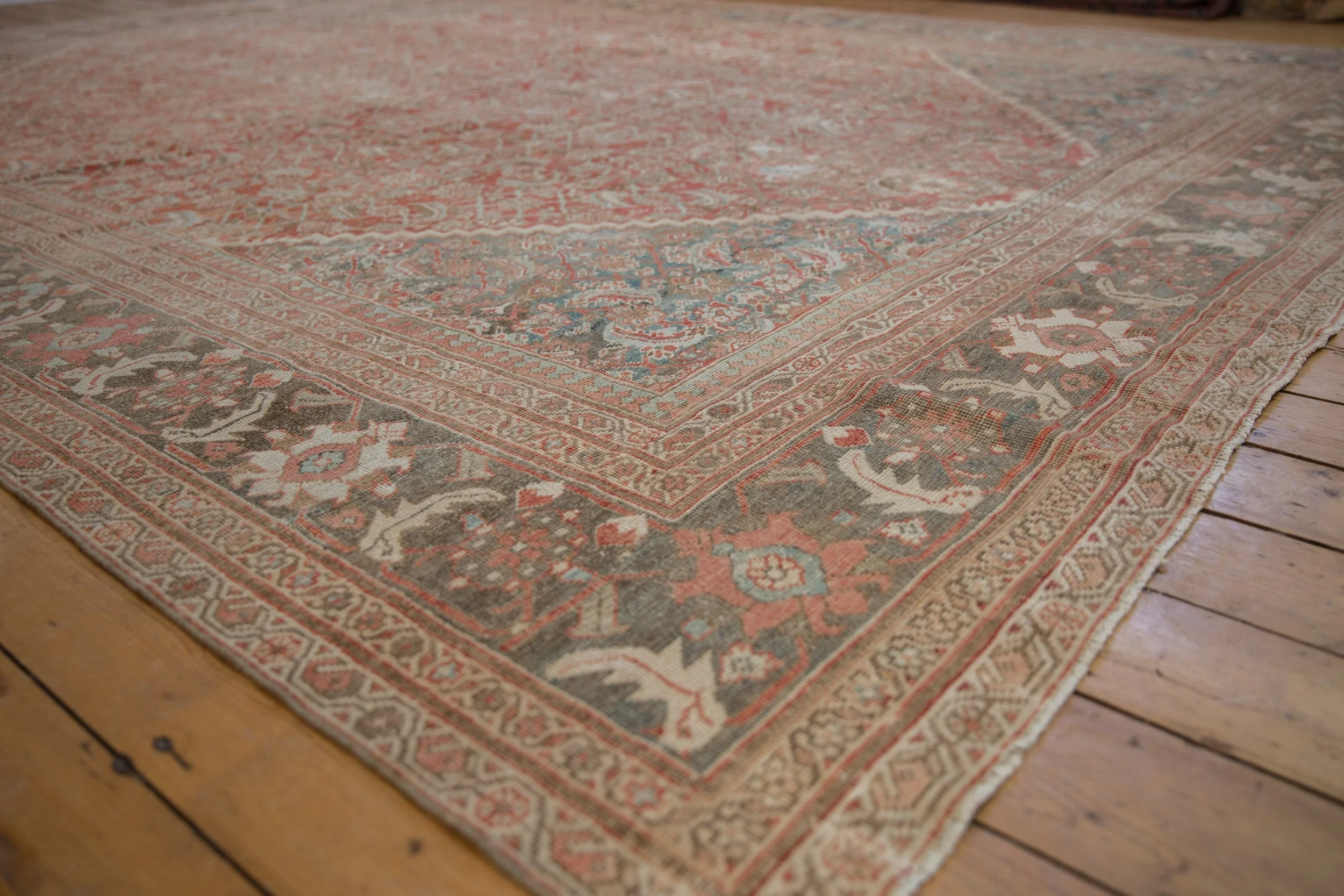 10.5x13 Vintage Distressed Mahal Carpet - Image 3