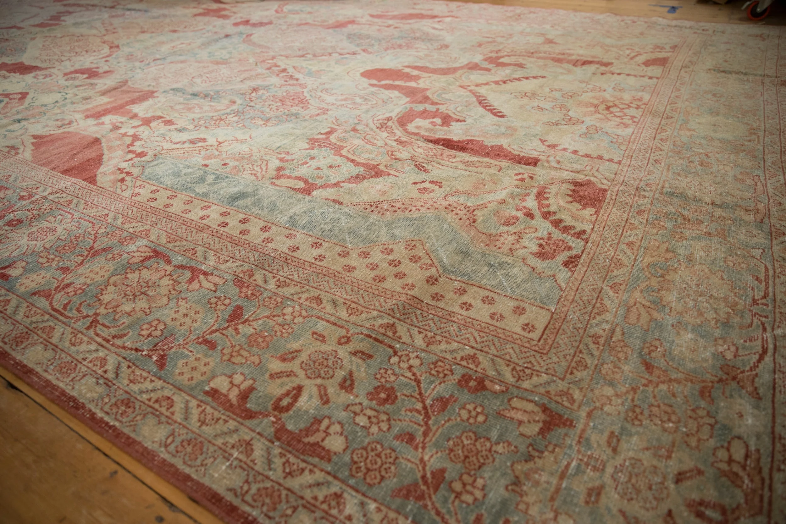 10.5x17.5 Vintage Distressed Mahal Carpet - Image 4