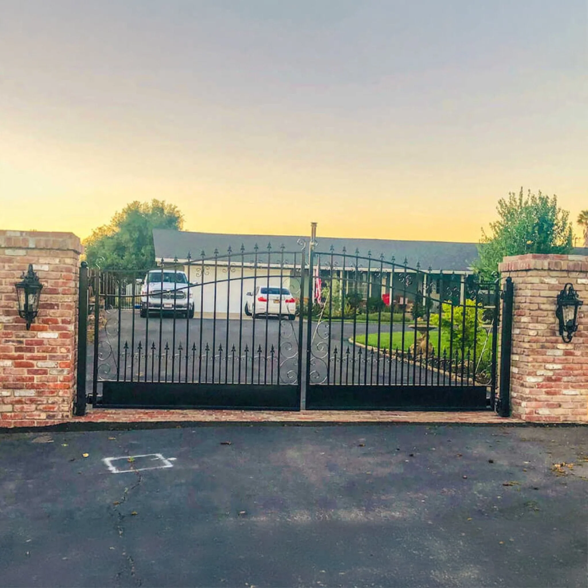 [12-18FT] Heavy-Duty Venice-Style Steel Dual-Swing Driveway Gate (SAK68025) - Image 9