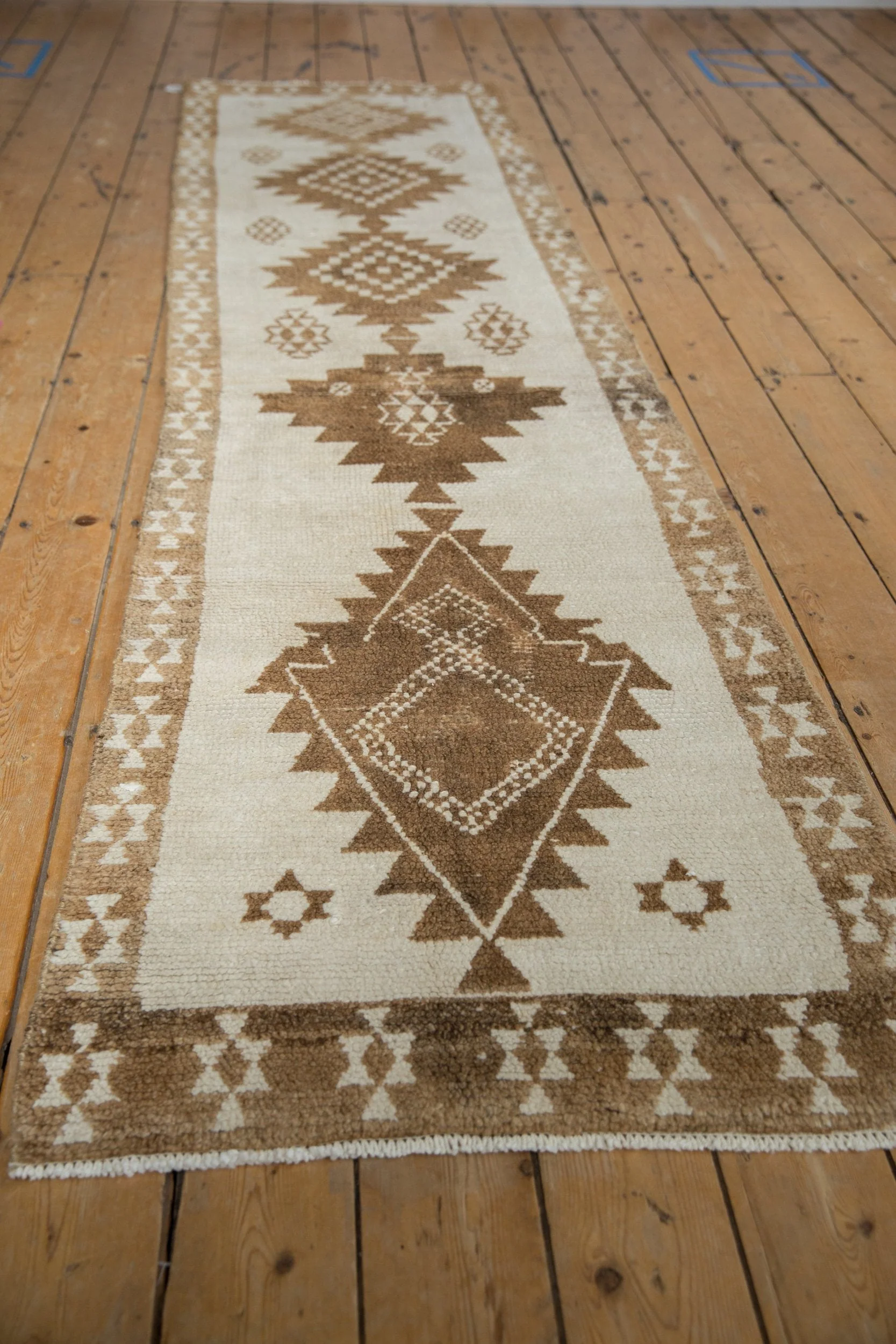 2.5x10 Vintage Distressed Kars Rug Runner - Image 7