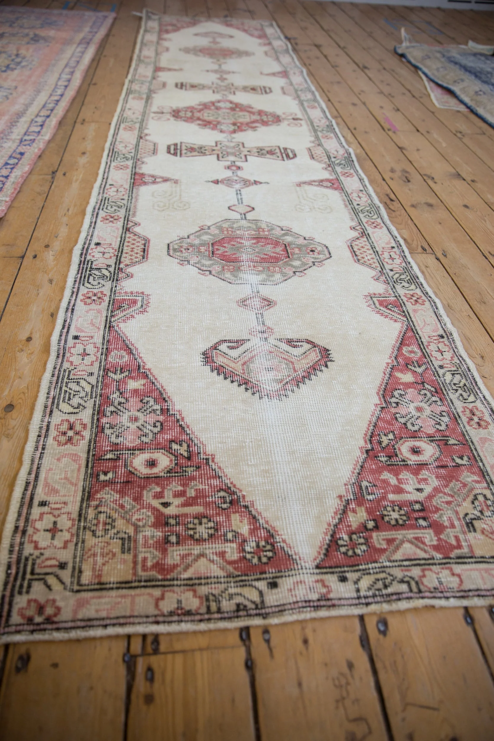 2.5x11 Vintage Distressed Sparta Rug Runner - Image 3