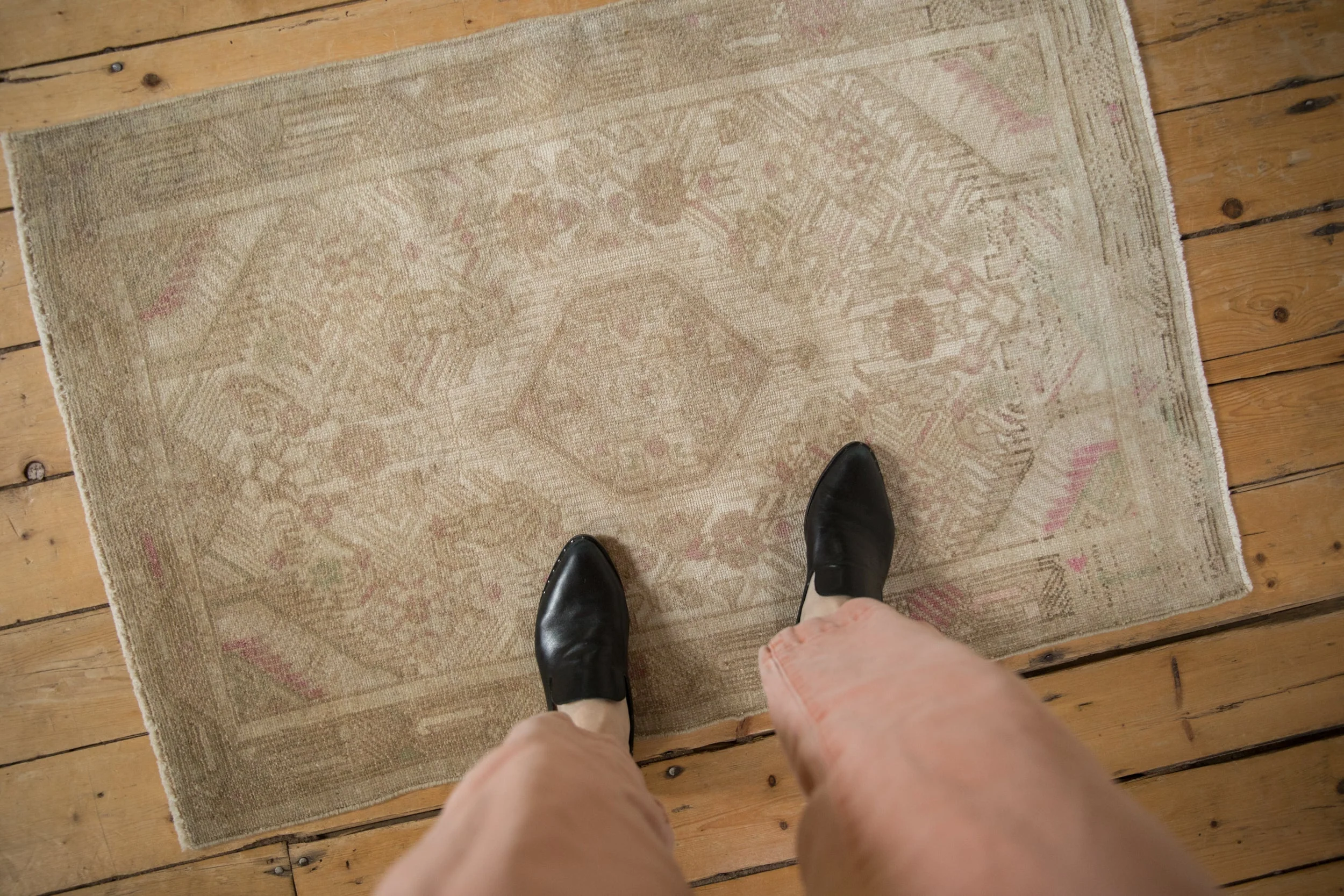 2.5x4 Vintage Distressed Tajabad Rug - Image 2