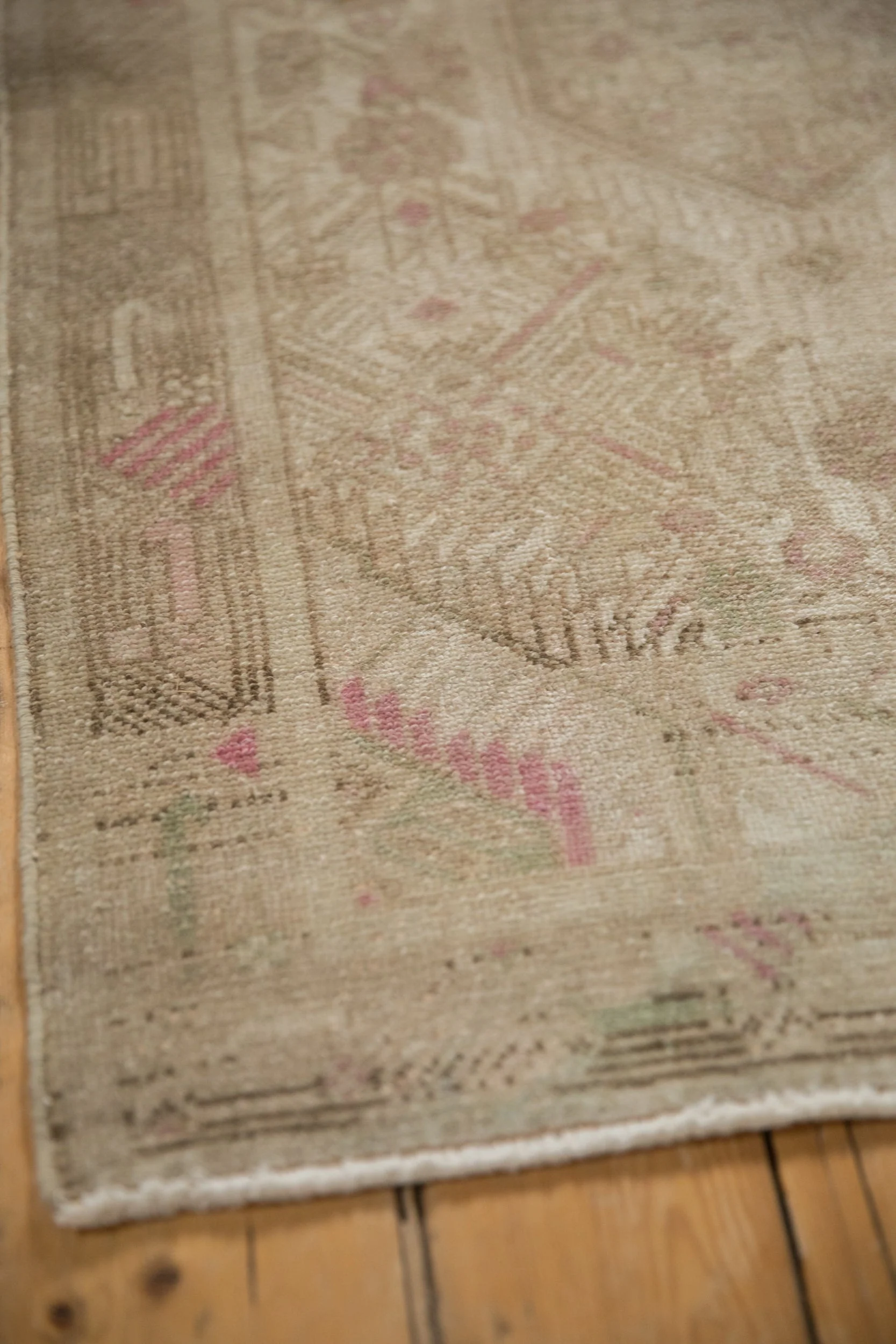 2.5x4 Vintage Distressed Tajabad Rug - Image 5
