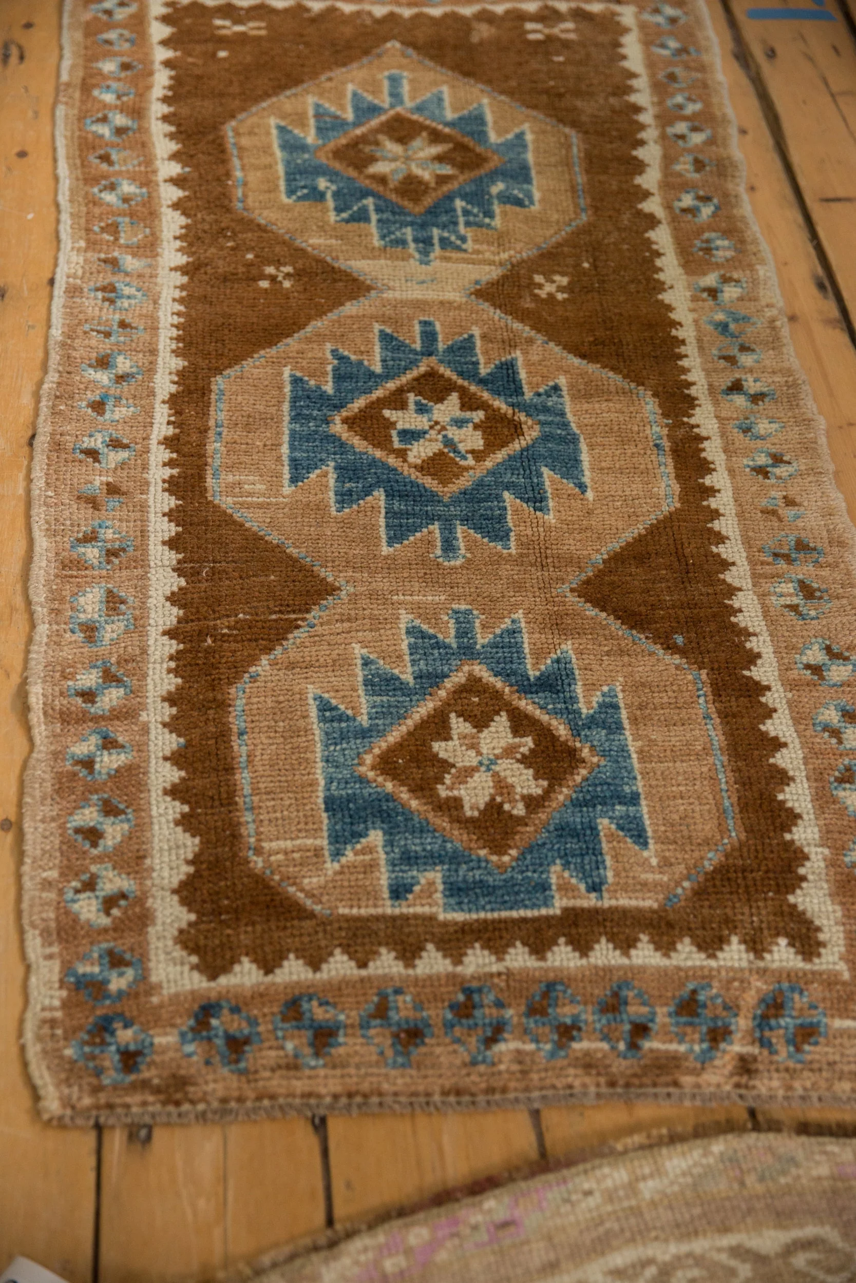 2.5x5 Vintage Distressed Kars Rug Runner - Image 3