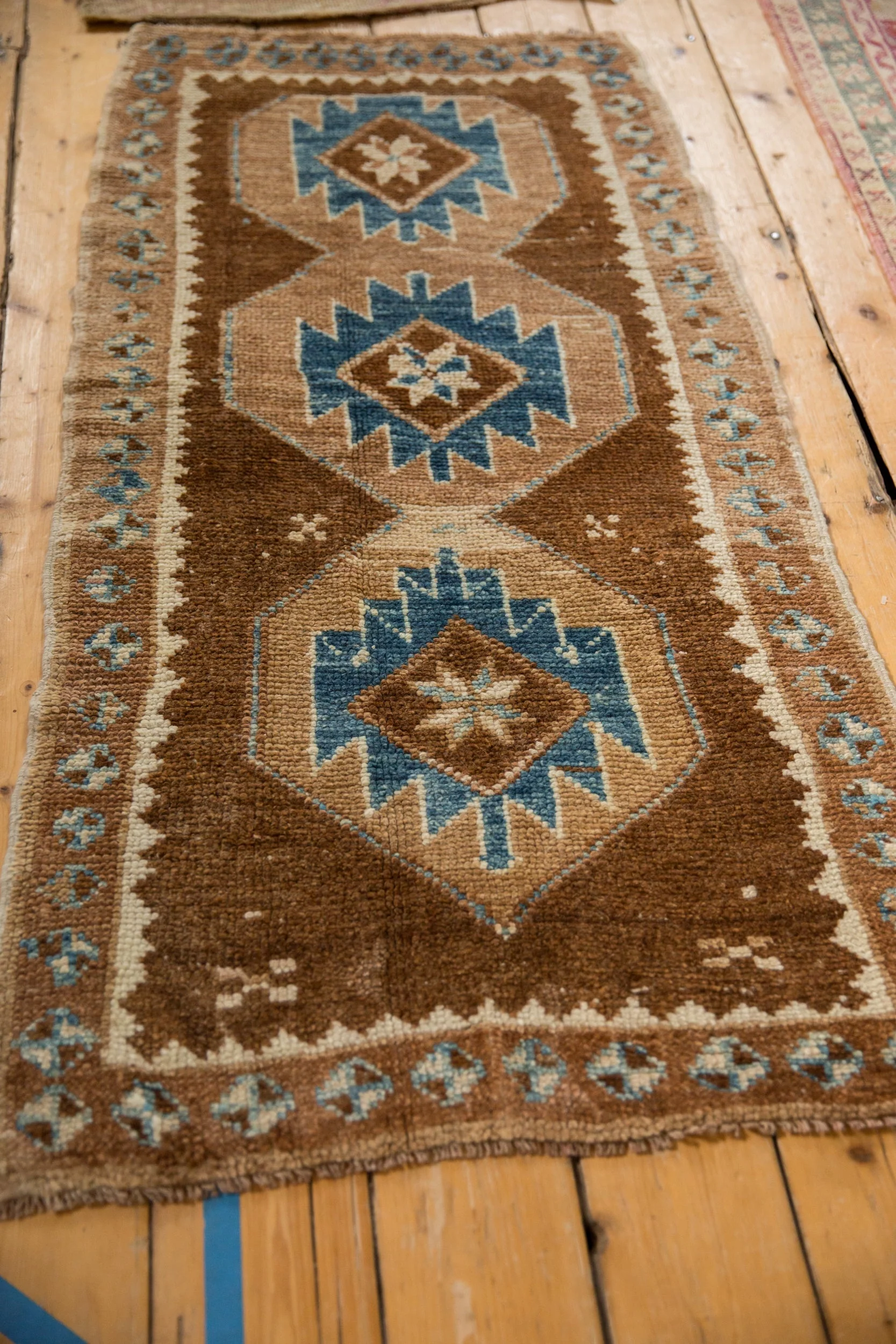 2.5x5 Vintage Distressed Kars Rug Runner - Image 5