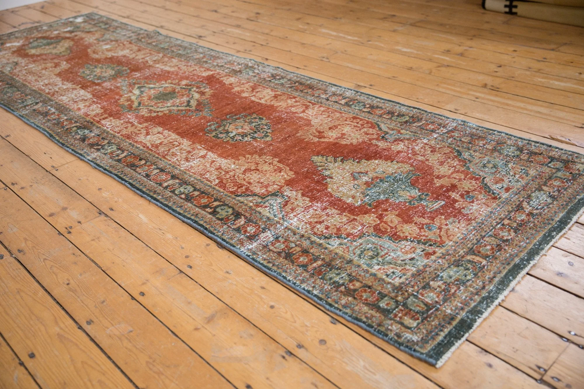 3.5x11.5 Vintage Distressed Mahal Rug Runner - Image 3