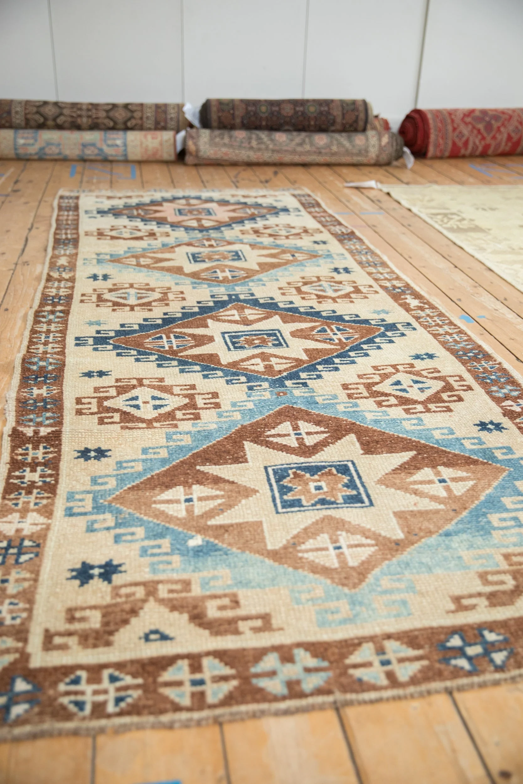 3.5x9.5 Vintage Distressed Kars Rug Runner - Image 5