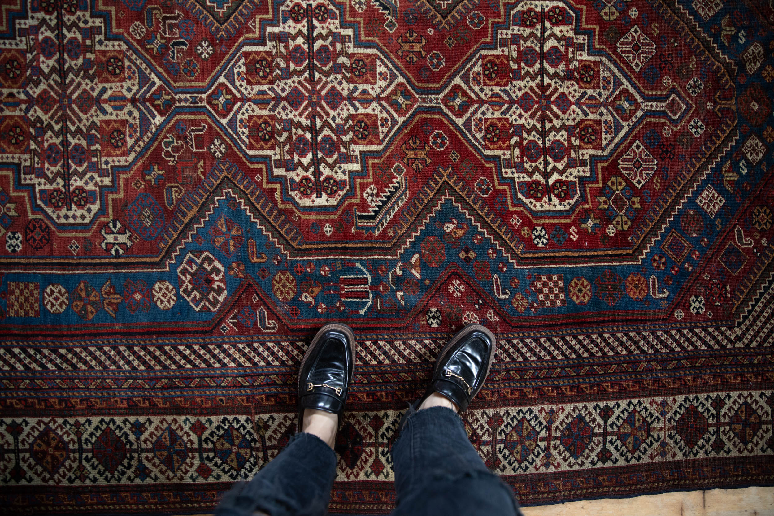 5.5x10 Antique Qashqai Carpet - Image 2