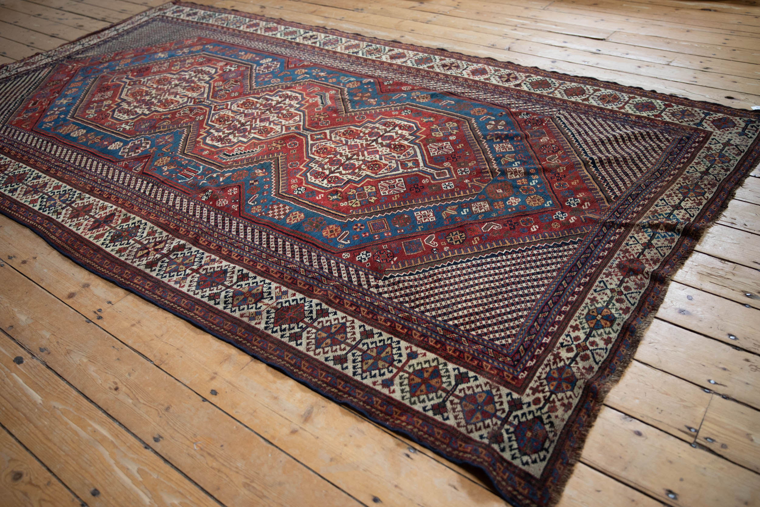 5.5x10 Antique Qashqai Carpet - Image 4
