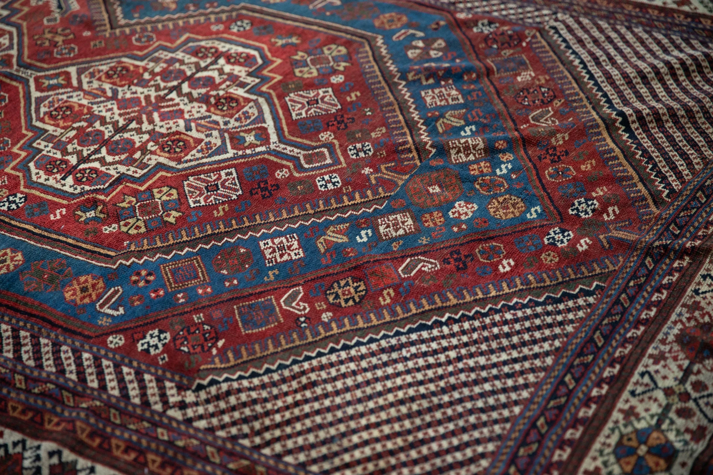 5.5x10 Antique Qashqai Carpet - Image 5