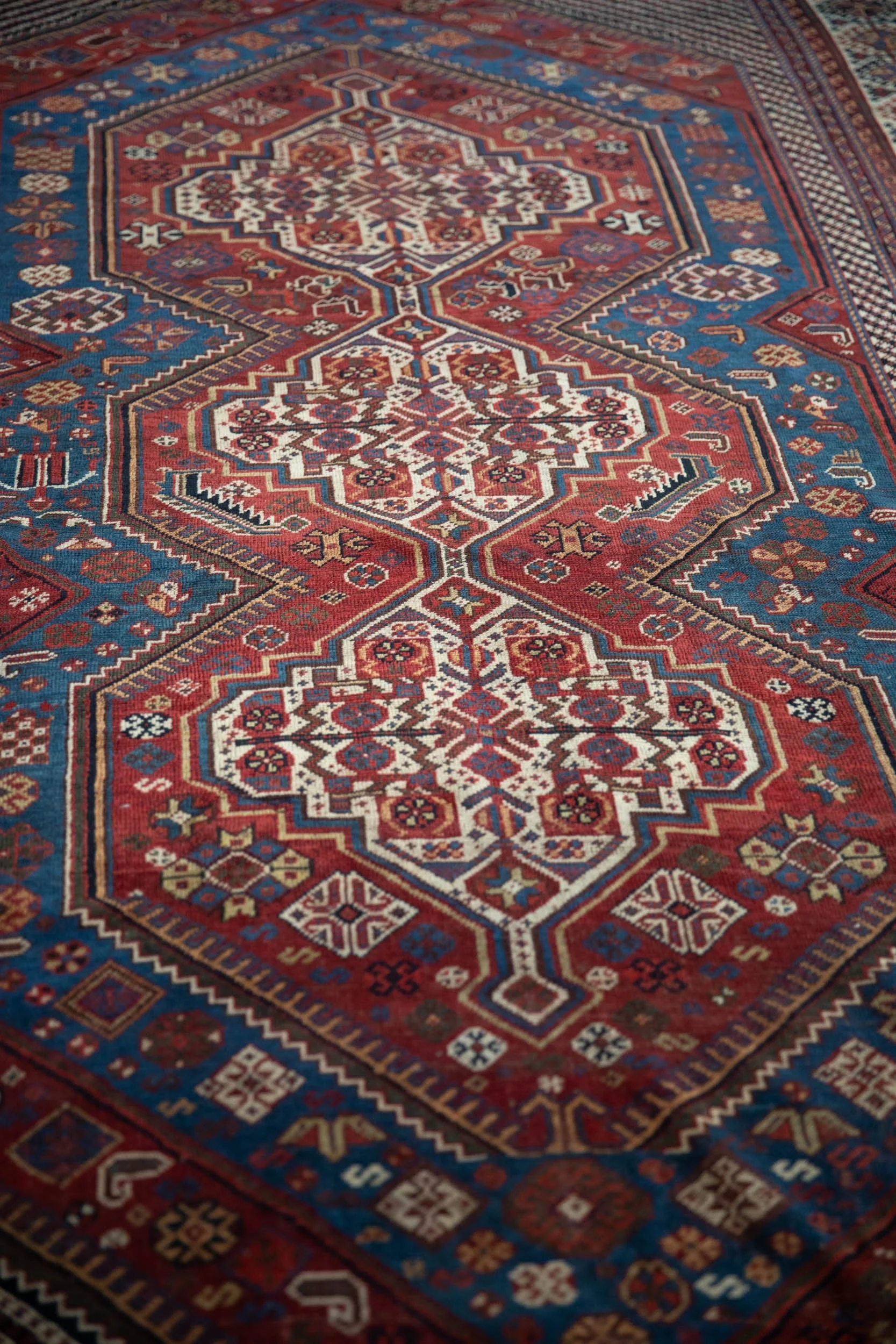 5.5x10 Antique Qashqai Carpet - Image 6