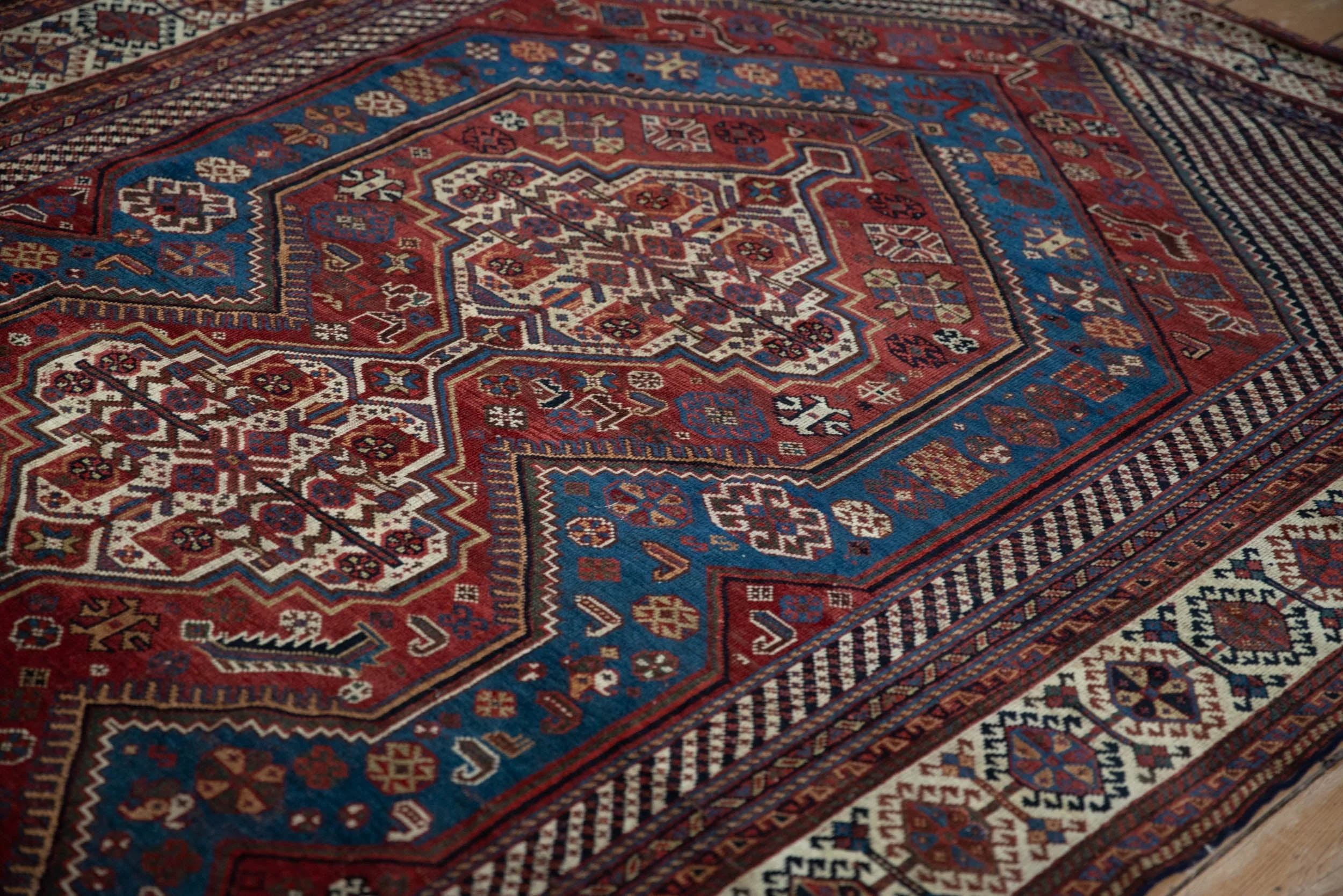 5.5x10 Antique Qashqai Carpet - Image 8