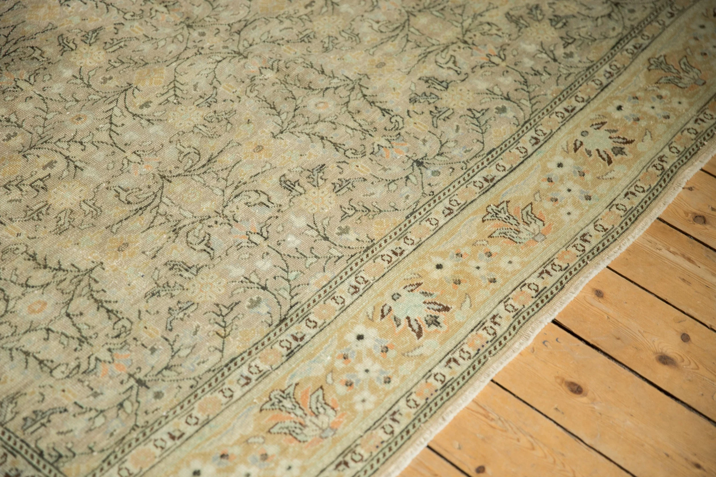 6.5x9.5 Vintage Distressed Sivas Carpet - Image 5