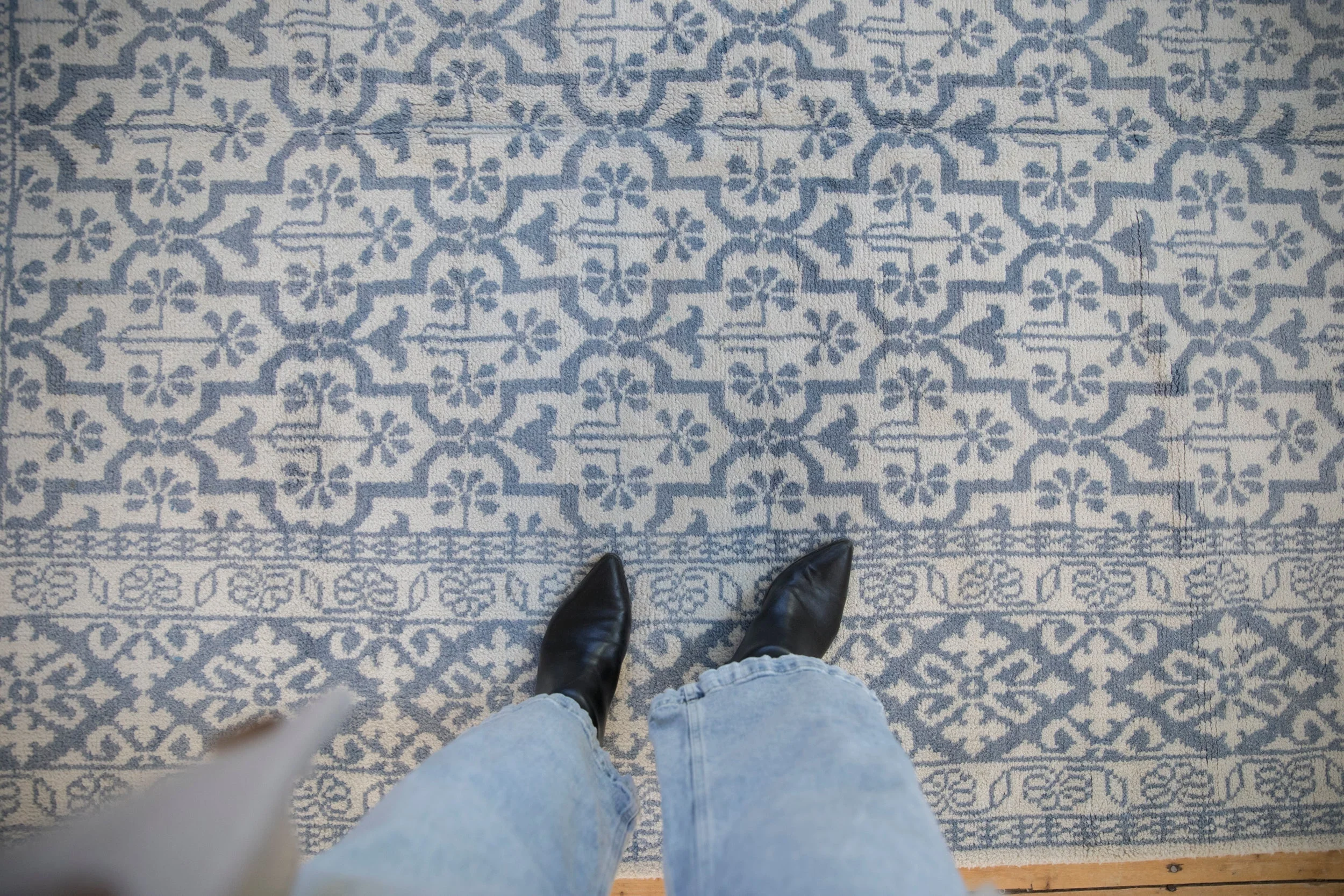 6x9.5 Vintage Agra Carpet - Image 2