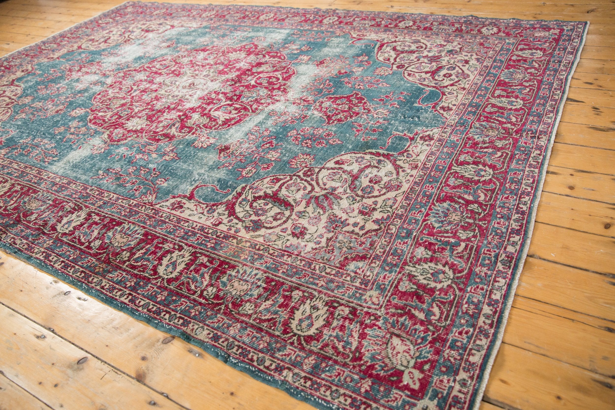 7.5x10.5 Vintage Distressed Sivas Carpet - Image 3