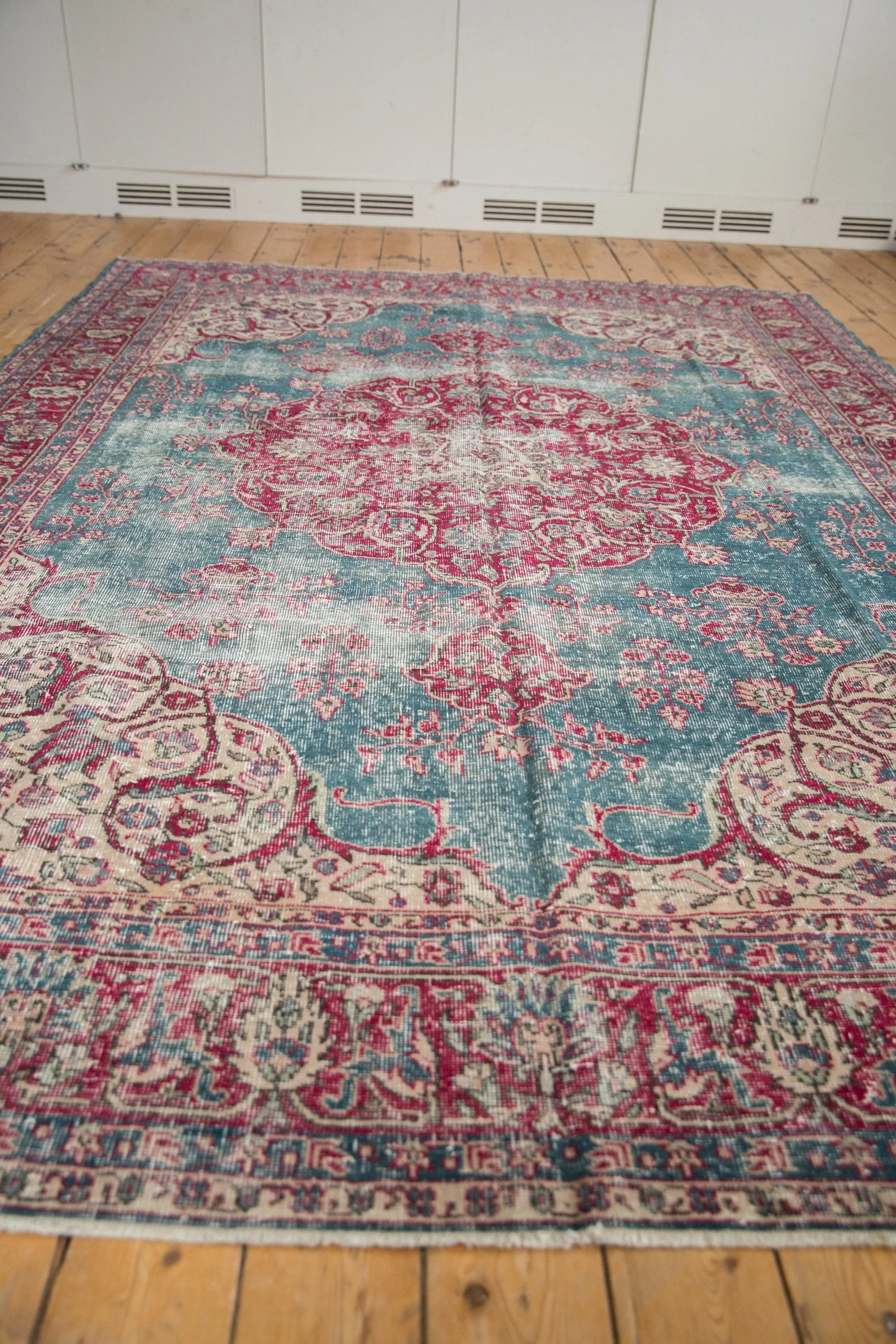 7.5x10.5 Vintage Distressed Sivas Carpet - Image 7