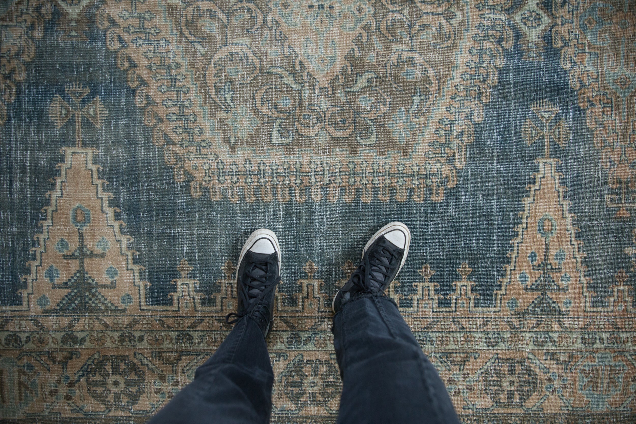 7.5x11 Vintage Distressed Veece Carpet - Image 2