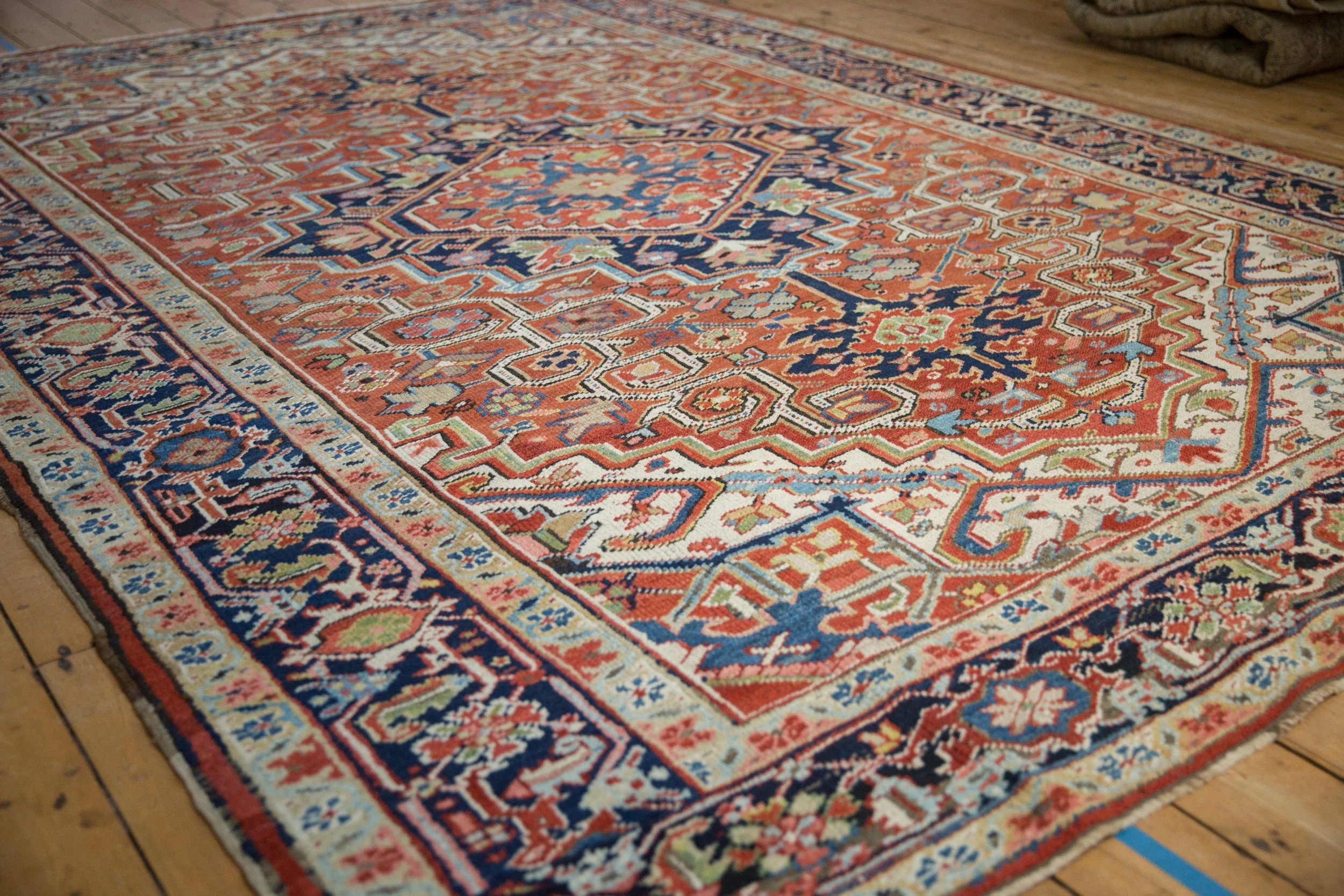 7.5x11 Vintage Heriz Carpet - Image 4