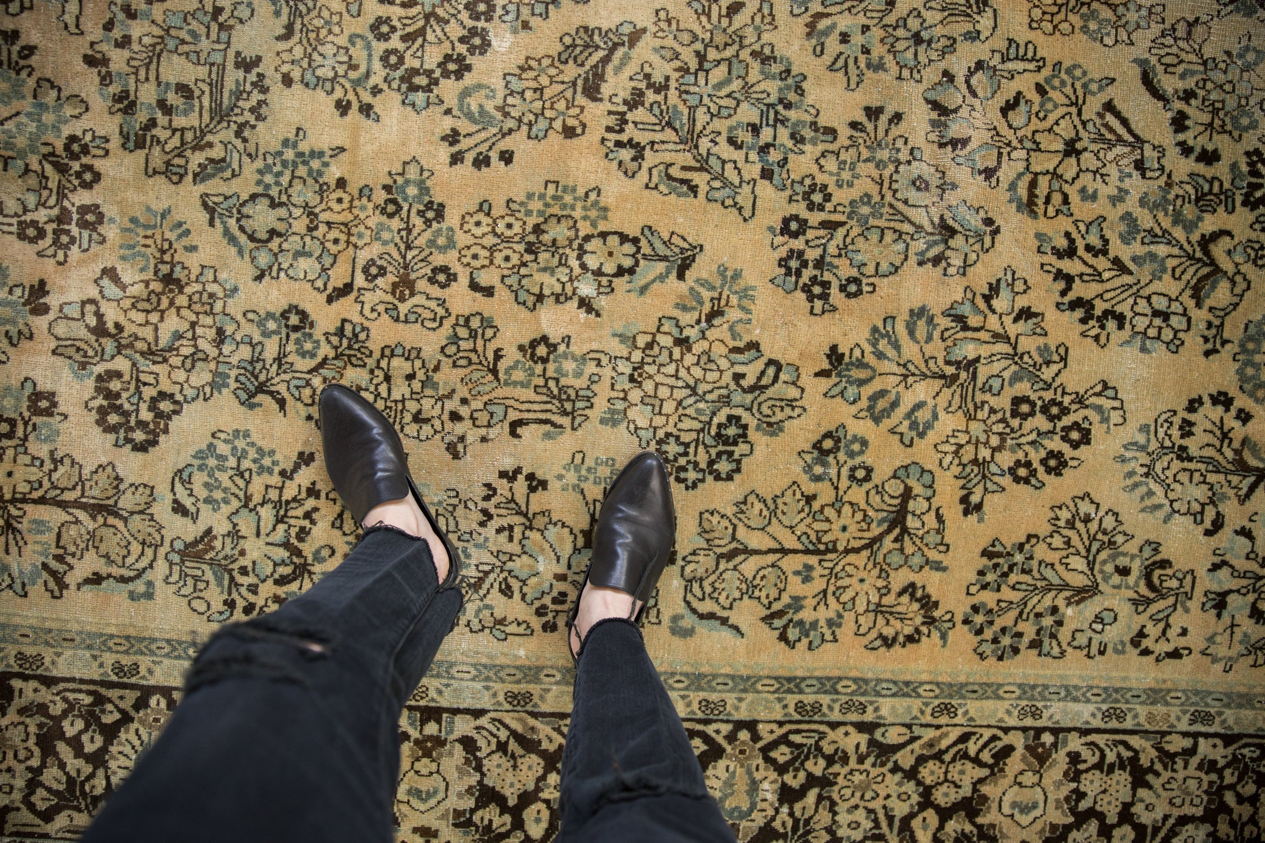 8.5x11.5 Vintage Distressed Arak Carpet - Image 2