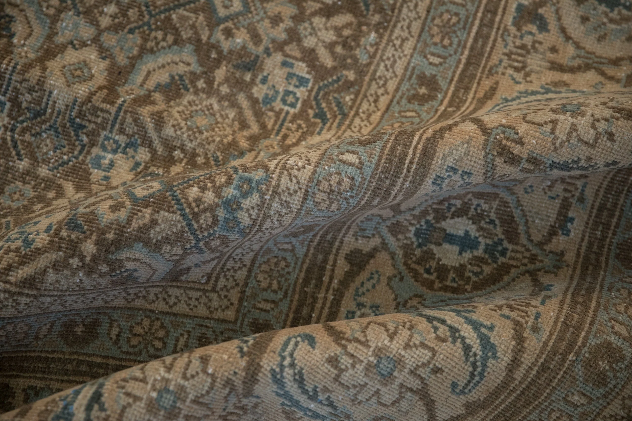 8.5x11.5 Vintage Distressed Mahal Carpet - Image 9