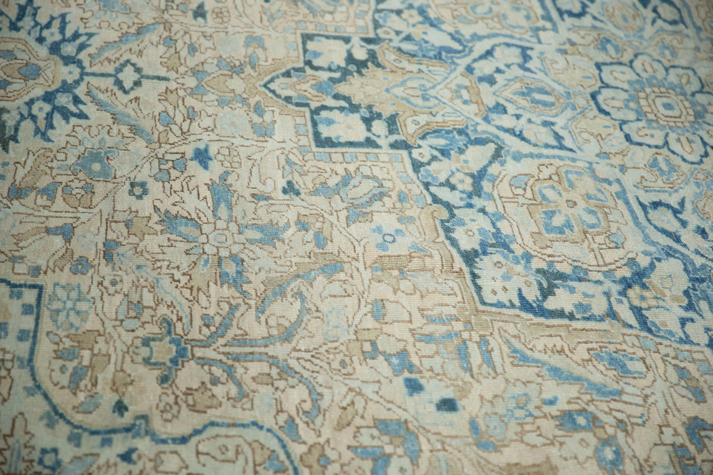 9.5x12.5 Vintage Distressed Heriz Carpet - Image 7