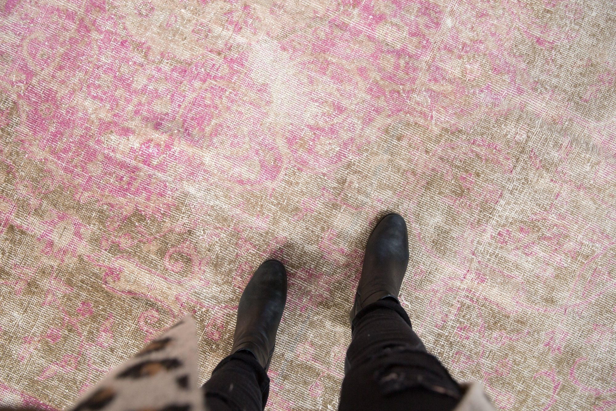 9.5x12.5 Vintage Distressed Sivas Carpet - Image 2