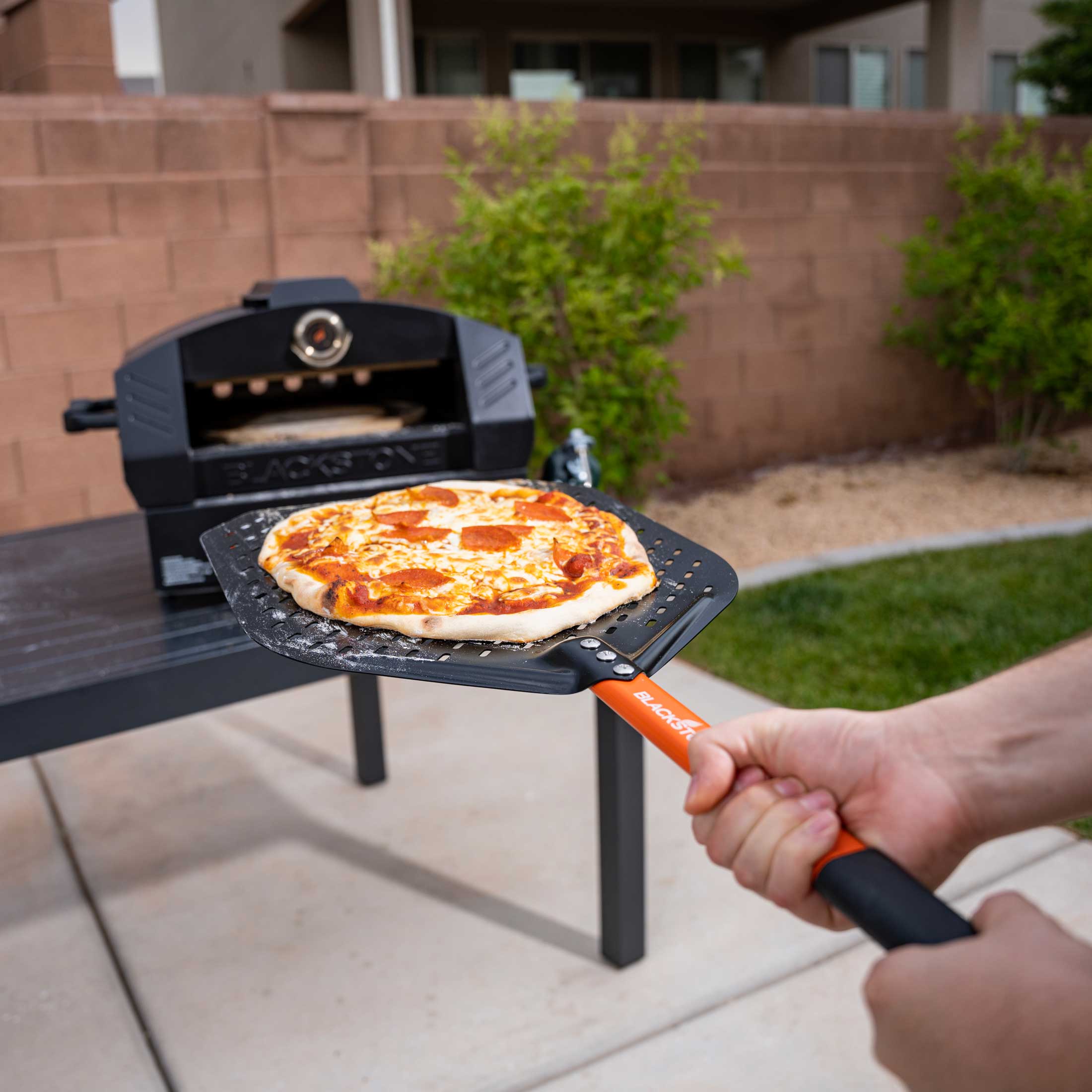 Black Aluminum Pizza Peel - Image 3