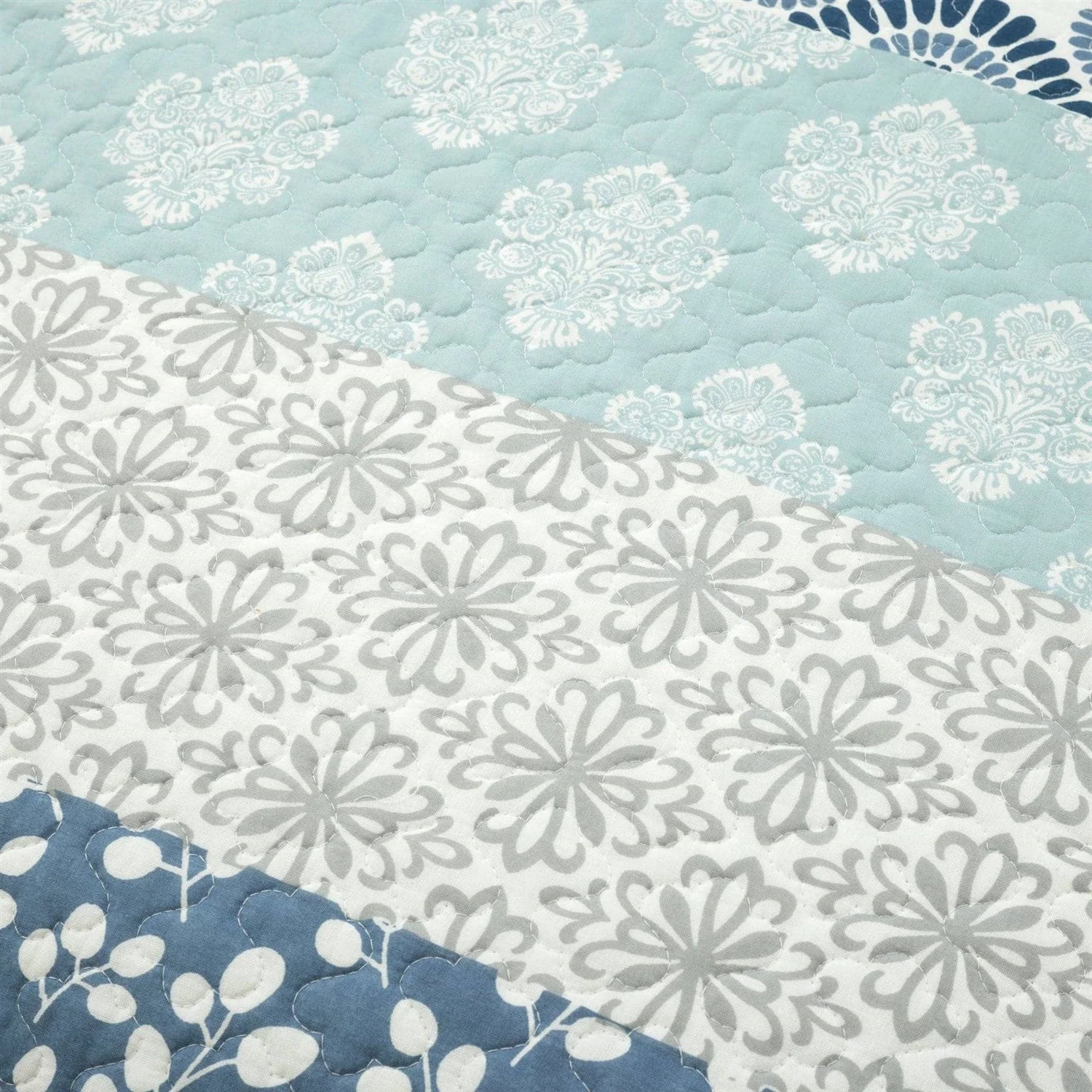 California King Lightweight 3 Piece Reversible Botanical Blue Damask Quilt Set - Image 3