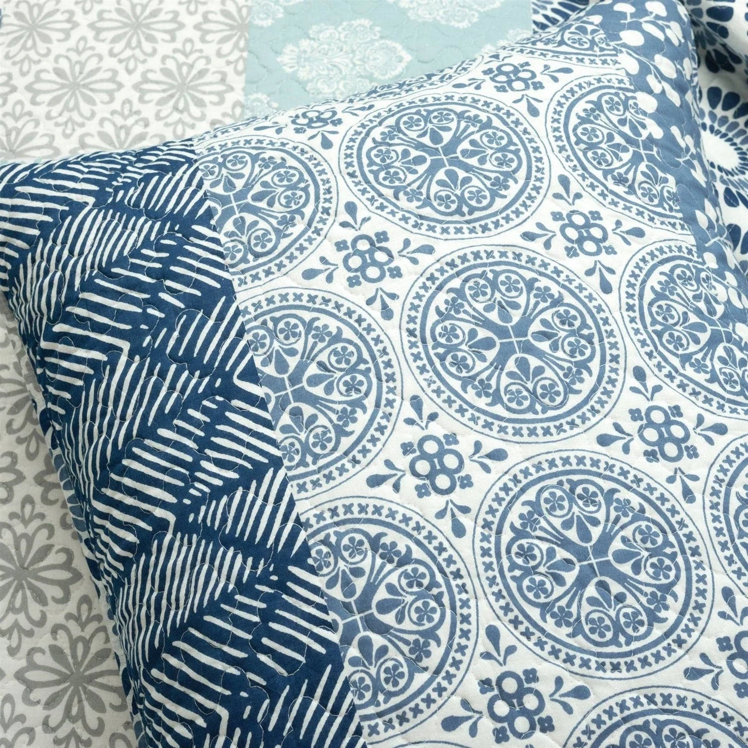 California King Lightweight 3 Piece Reversible Botanical Blue Damask Quilt Set - Image 4