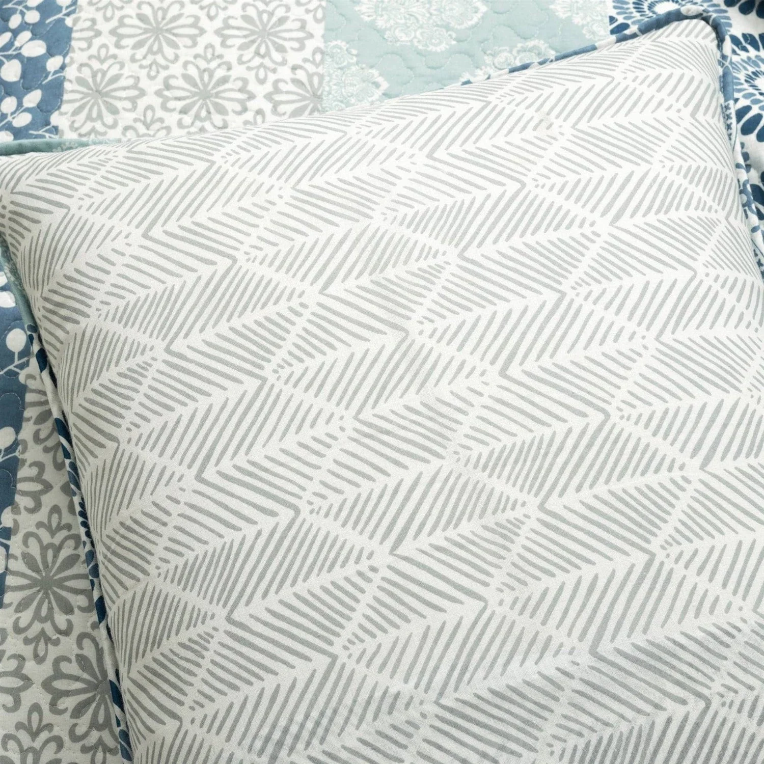 California King Lightweight 3 Piece Reversible Botanical Blue Damask Quilt Set - Image 5