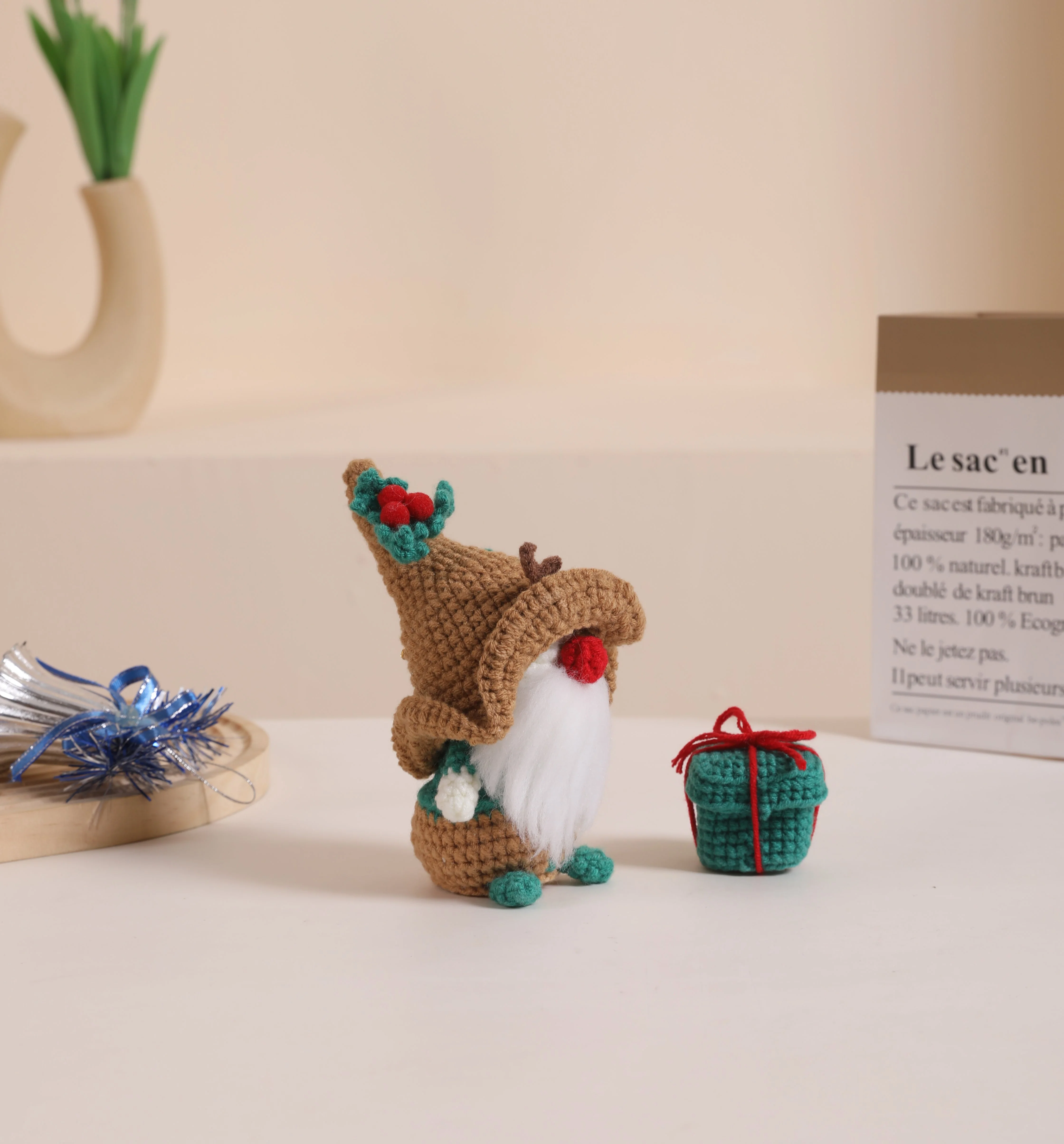 Christmas Gnomes Amigurumi DIY Crochet Kit Wizardi F07N8-M164 - Image 4