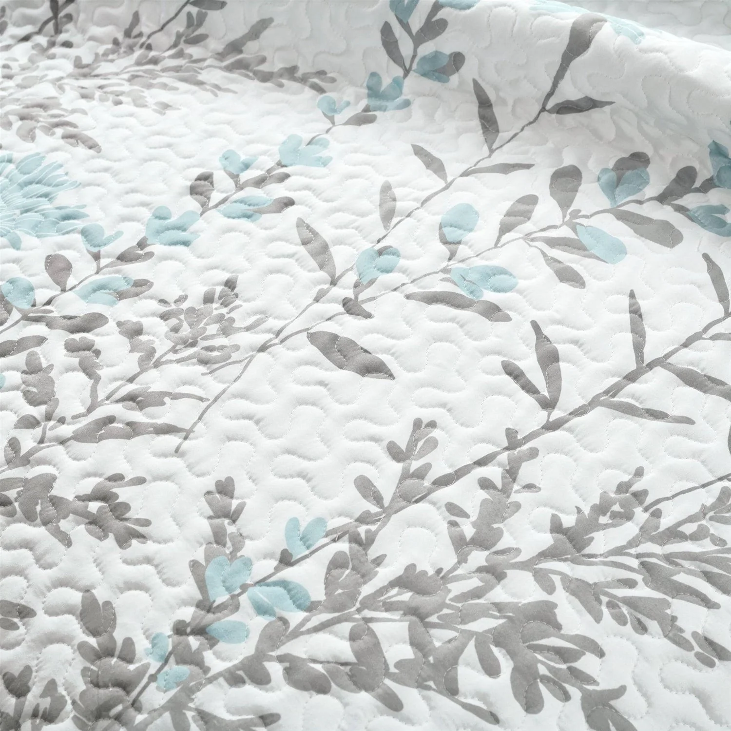 Full/Queen Blue Grey Floral Lightweight Thin Polyester Fabric 3-Piece Quilt Set - Image 4