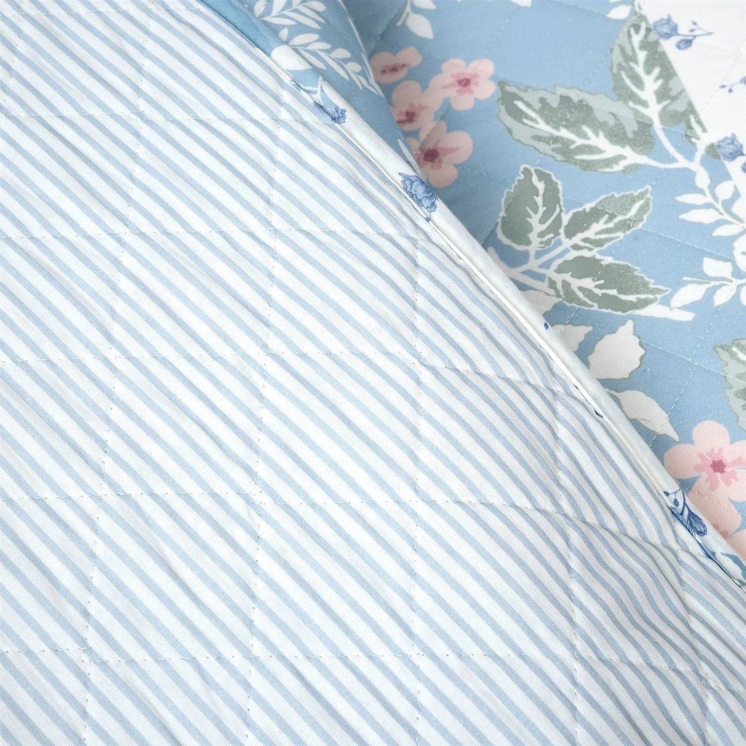 Full/Queen Blue Pink White Beige Floral Cottage Lightweight 3-Piece Quilt Set - Image 4