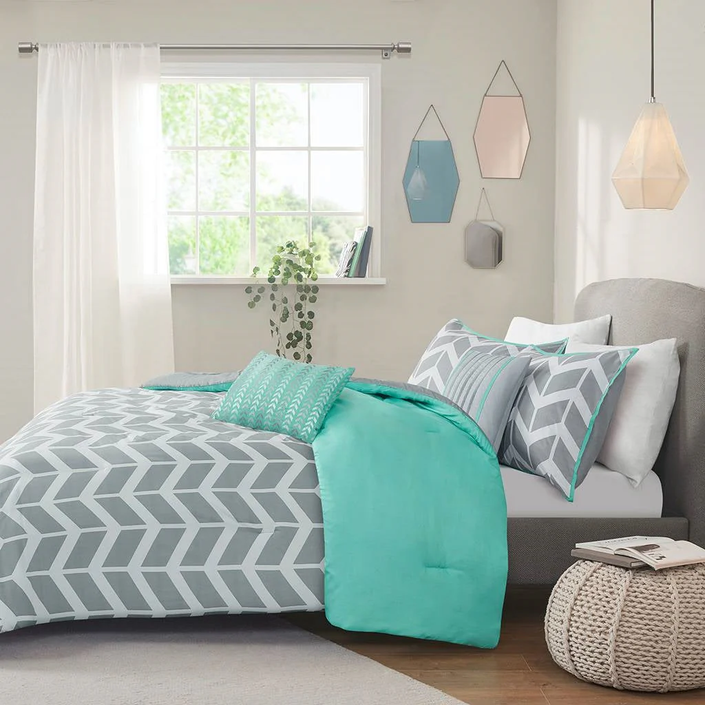 Full/Queen Reversible Comforter Set with Grey White Aqua Teal Chevron Pattern - Image 5