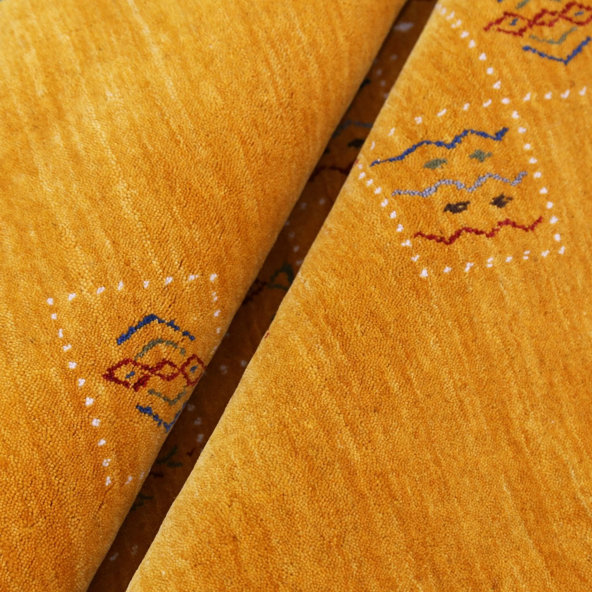 Gold Center Pattern Hand Loomed Wool Area Rug - Image 3