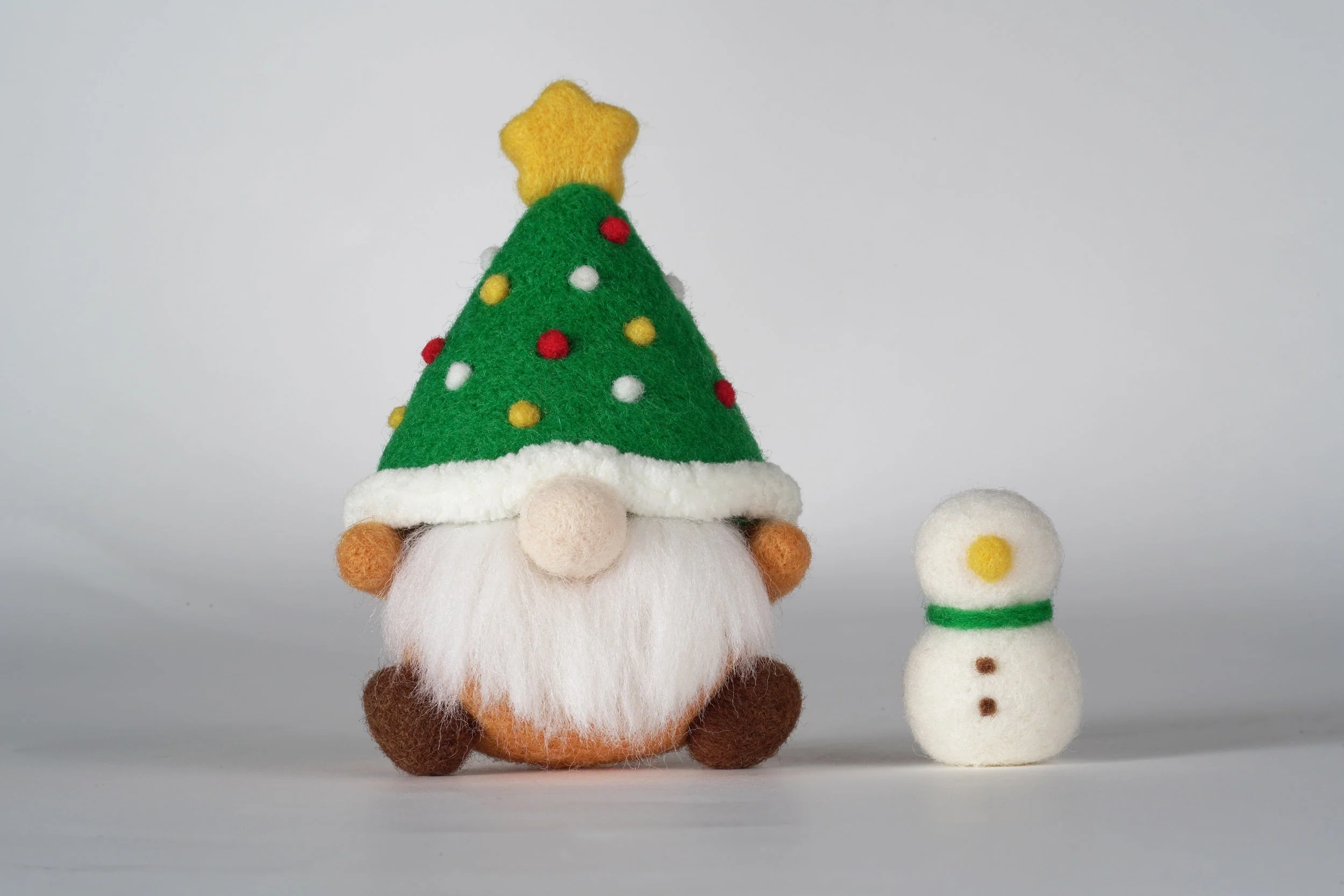 Green Christmas Gnome Needle Felting Kit. Wizardi DIY Wool Craft Kit F07N8-490 - Image 2