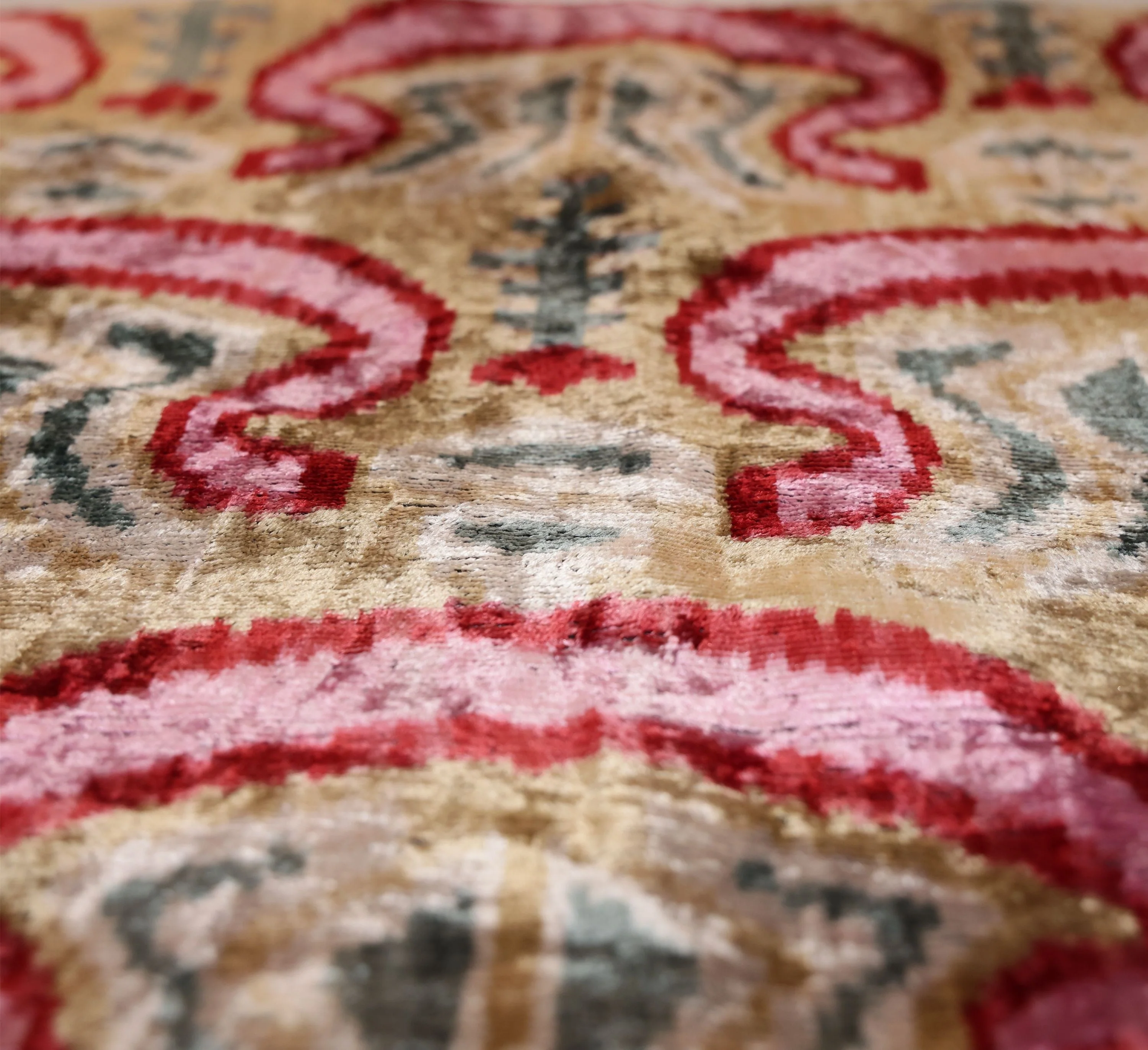 Hand-Knotted Scroll Ikat Silk Velvet Pillow - 20x20 Sand & Raspberry - Image 2
