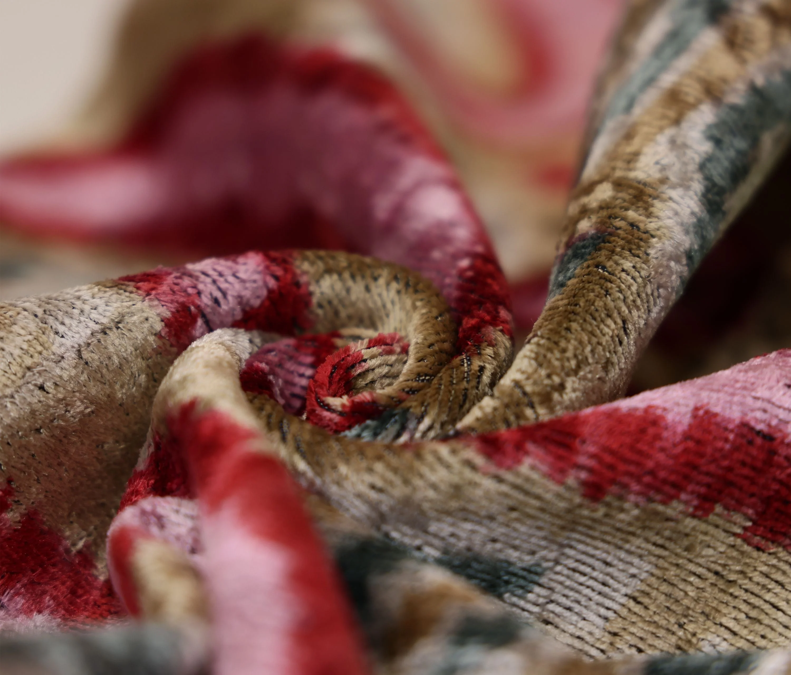 Hand-Knotted Scroll Ikat Silk Velvet Pillow - 20x20 Sand & Raspberry - Image 4