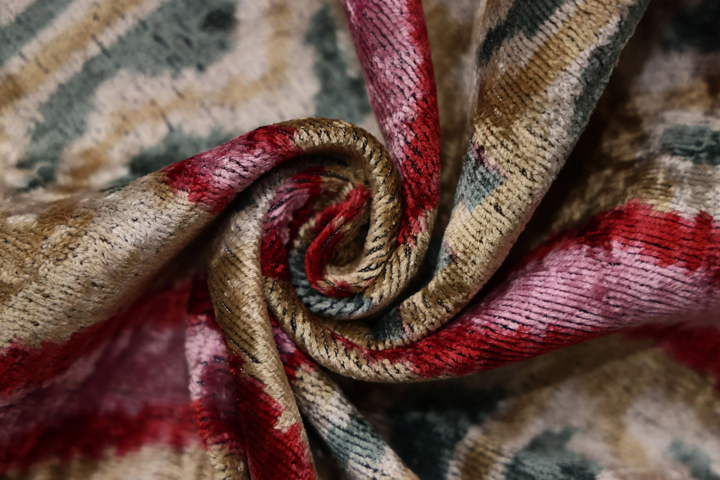 Hand-Knotted Scroll Ikat Silk Velvet Pillow - 20x20 Sand & Raspberry - Image 7