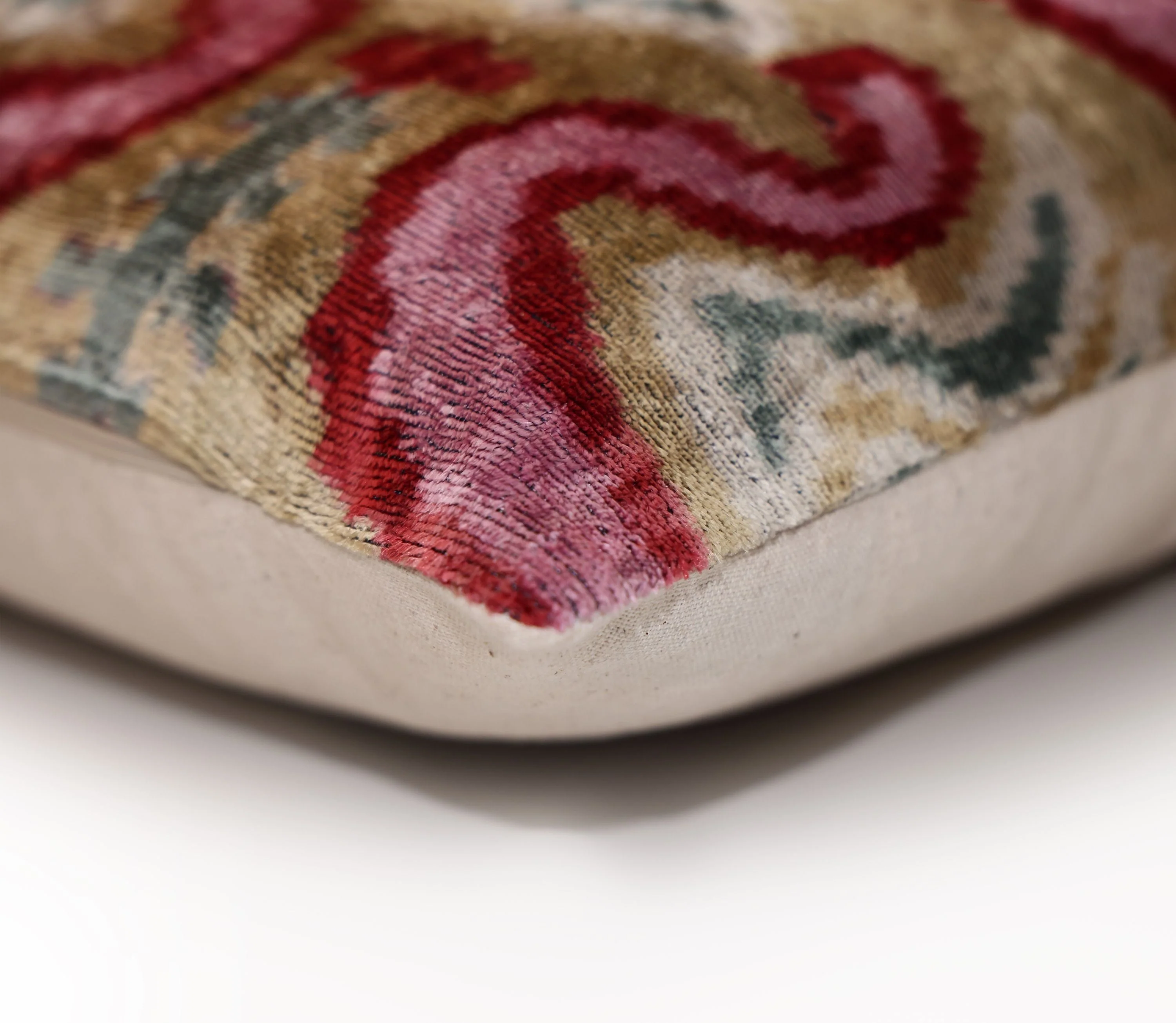 Hand-Knotted Scroll Ikat Silk Velvet Pillow - 20x20 Sand & Raspberry - Image 8