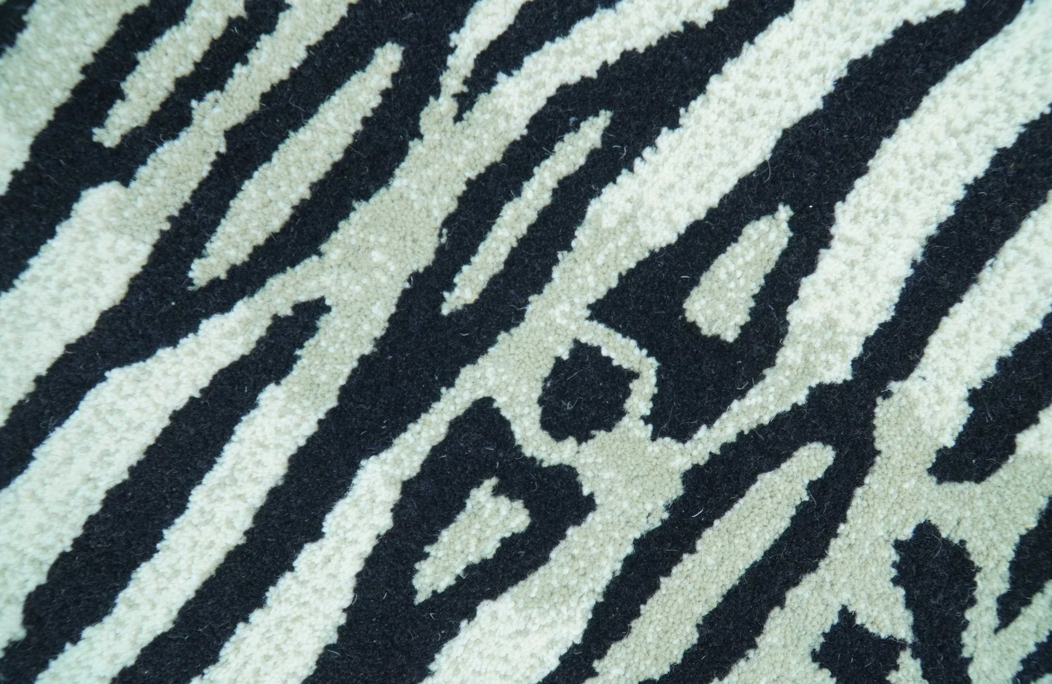 Hand Tufted 3x5 Black And White Animal Tiger Wool Area Rug - Image 2