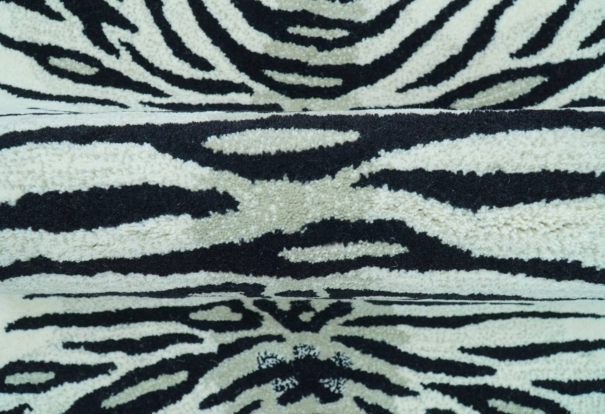 Hand Tufted 3x5 Black And White Animal Tiger Wool Area Rug - Image 4