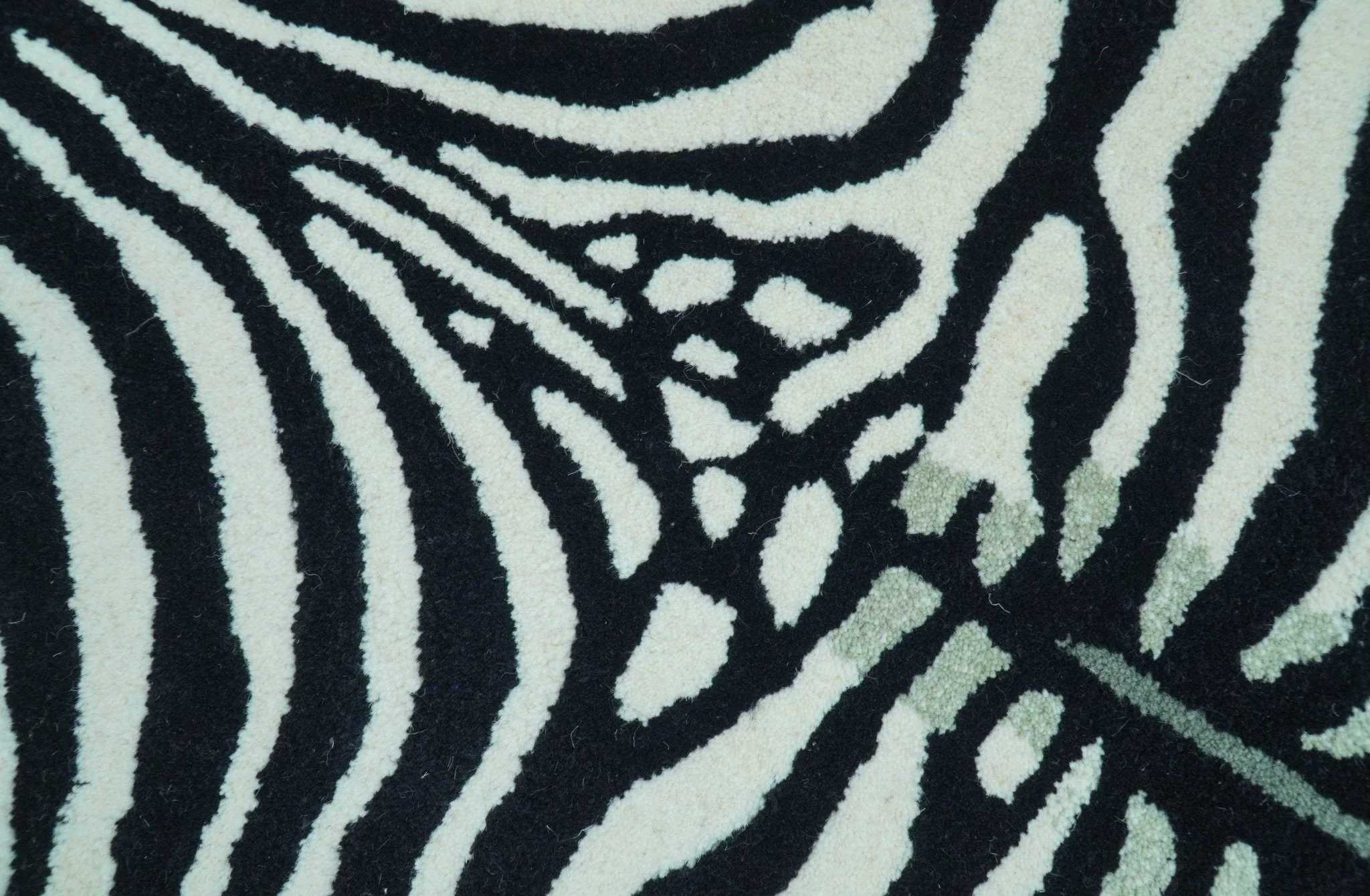 Hand Tufted Animal Zebra White And Black 3x5 Wool Area Rug - Image 3