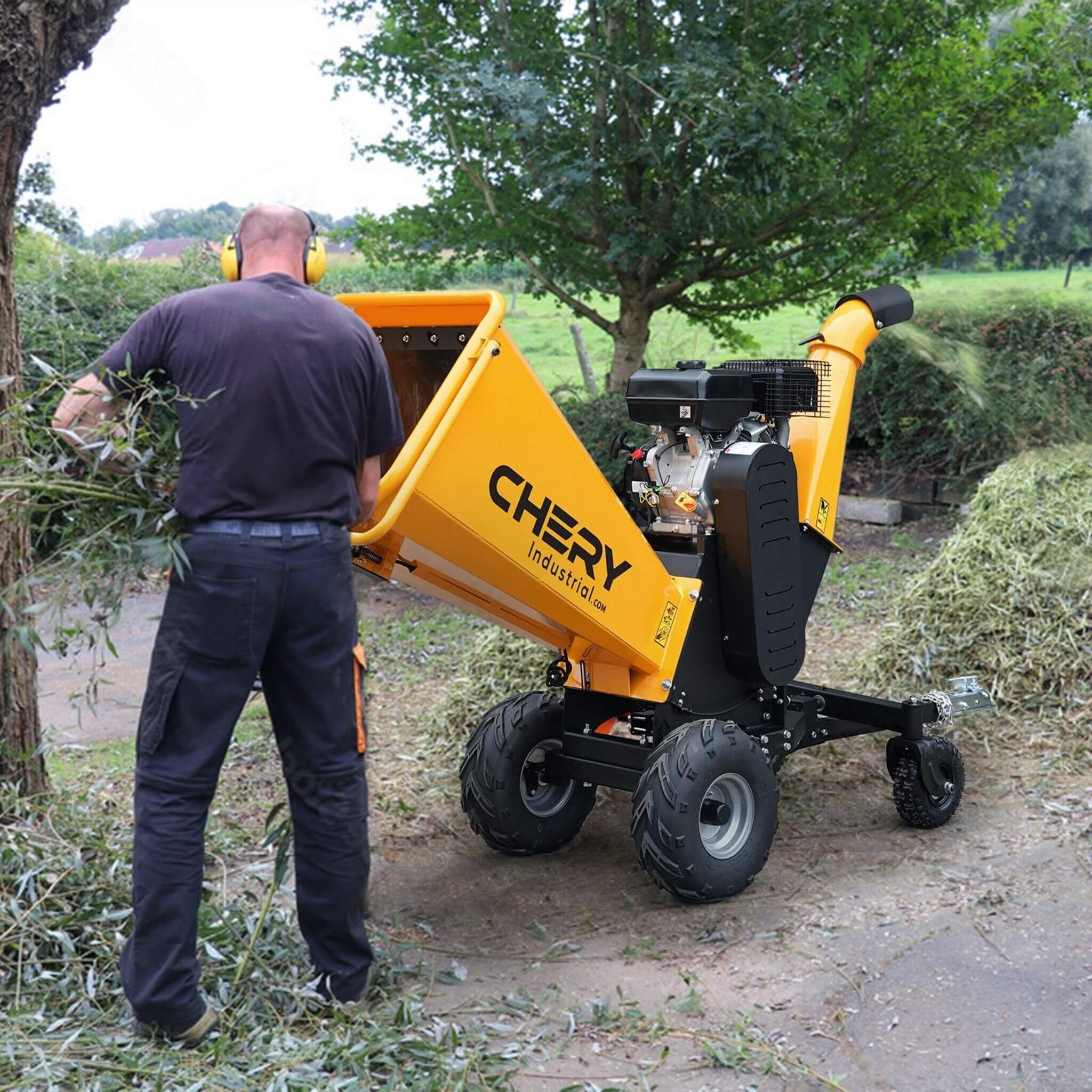 Heavy-Duty 6-Inch 420CC 15HP Gas Wood Chipper Shredder Mulcher With Tow Bar & Safety Stop Bar (SAK42731) - Image 9
