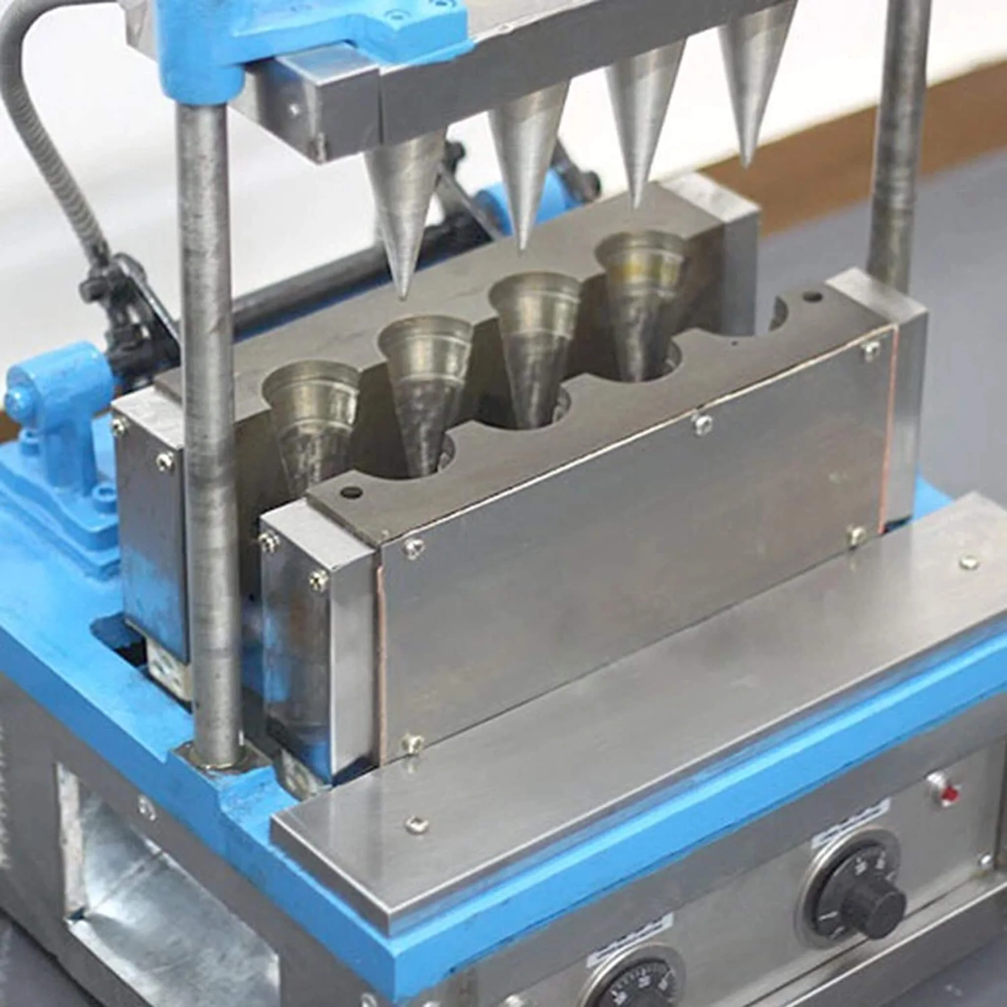 Heavy-Duty Commercial 4-Mold Ice Cream Cone Maker Machine (SAK74021) - Image 6