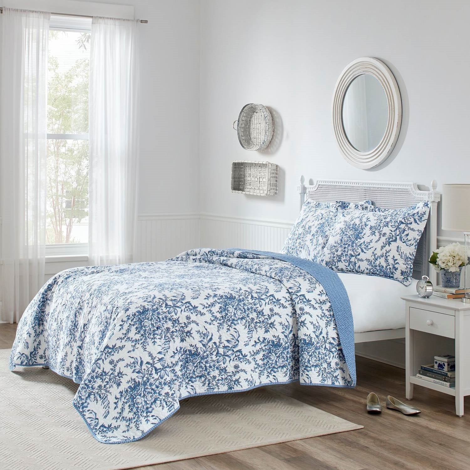King size 3 Piece Bed-in-a-Bag Reversible Blue White Floral Cotton Quilt Set - Image 2