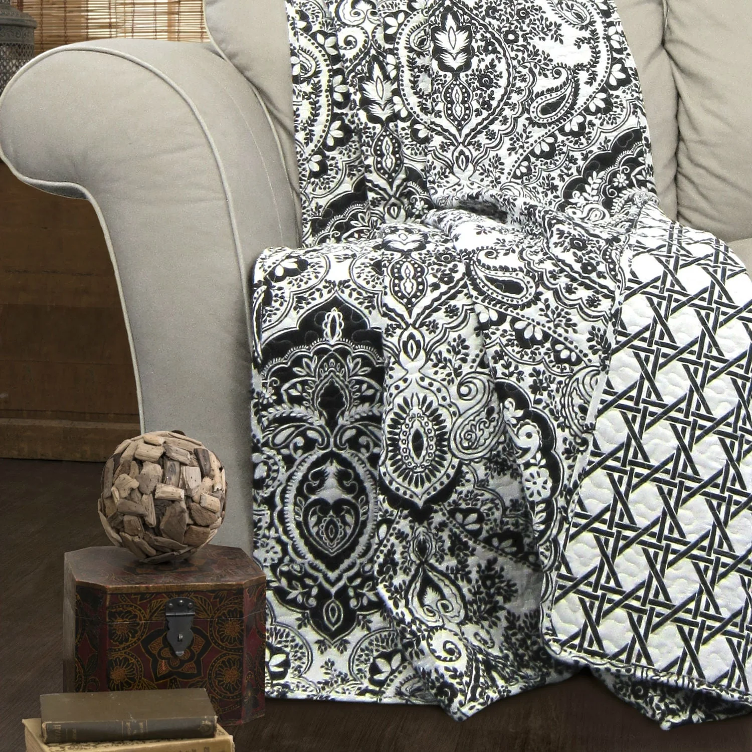King size 3-Piece Cotton Quilt Set in Black White Paisley Damask - Image 2