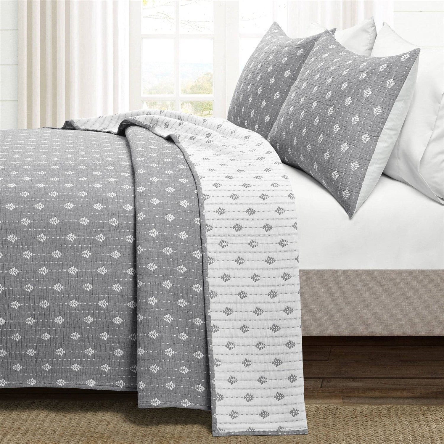 King size 3-Piece Reversible Cotton Yarn Woven Quilt Set in Grey and White - Image 2