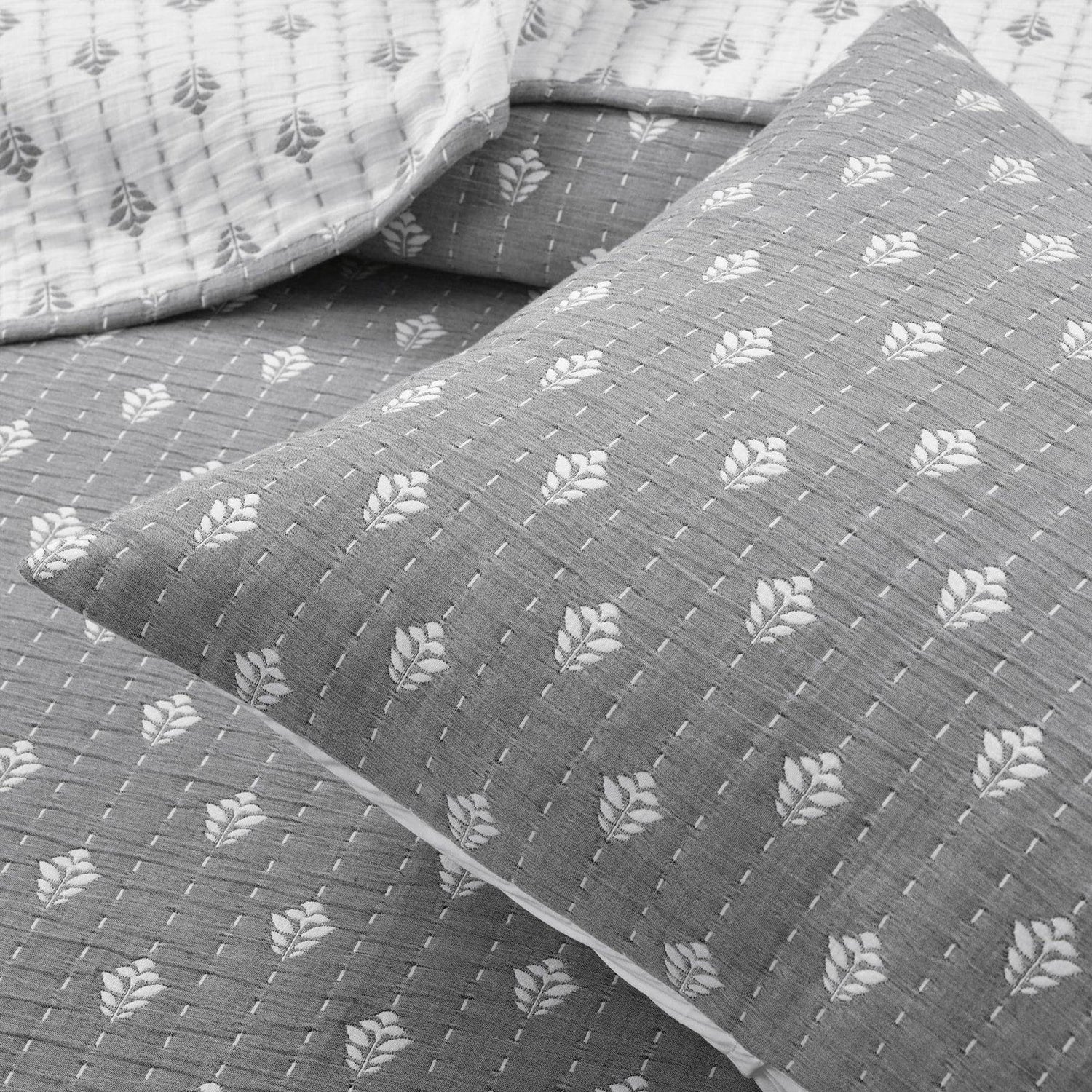 King size 3-Piece Reversible Cotton Yarn Woven Quilt Set in Grey and White - Image 3